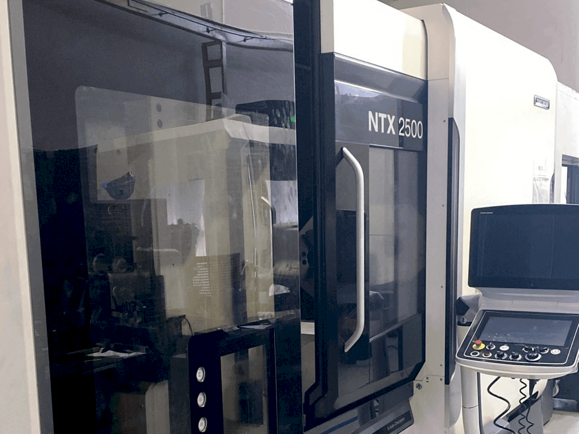 Vista Frontal da DMG MORI NTX2500 / 1500 máquina