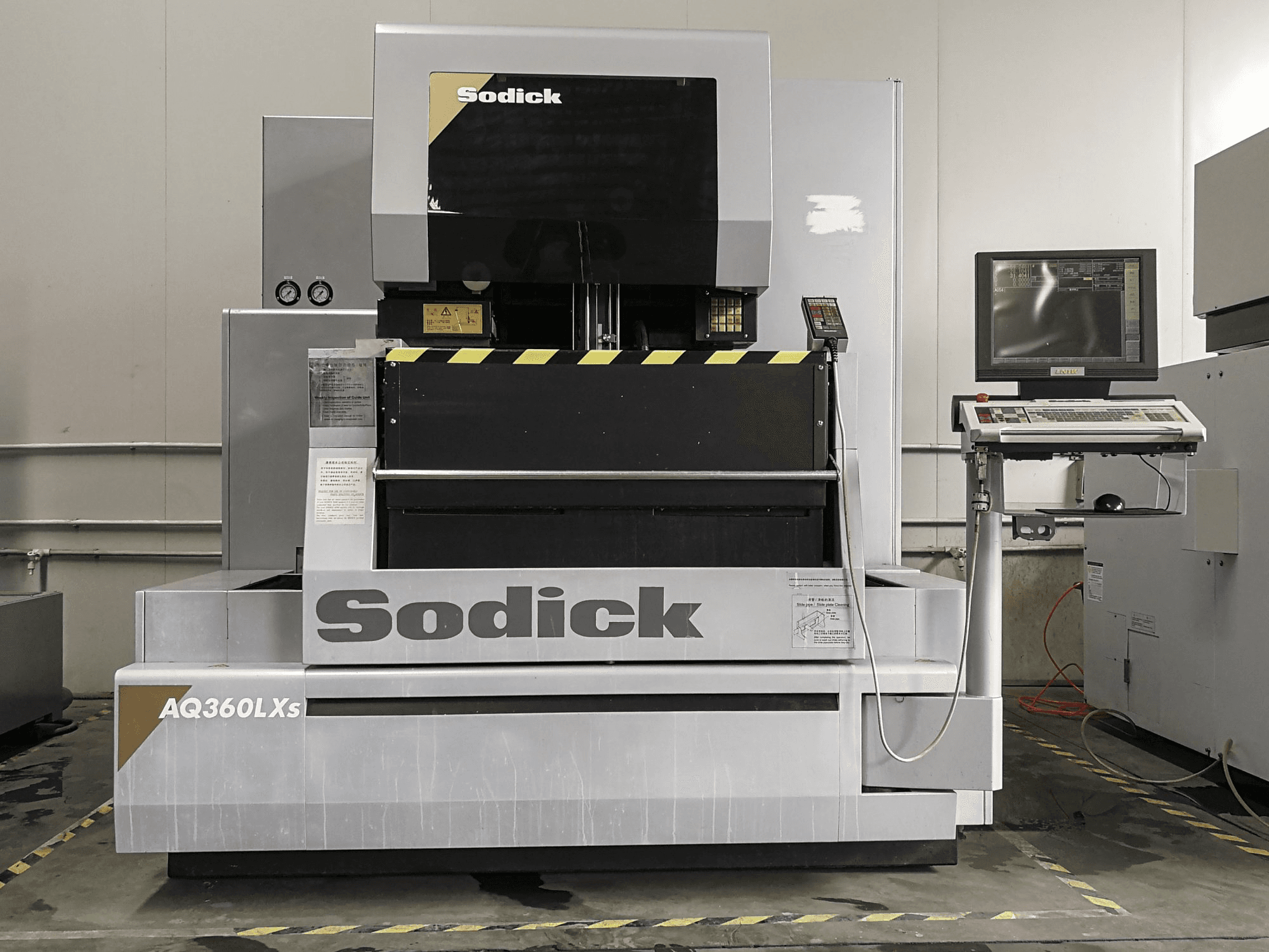 Vista Frontal da Sodick AQ360LXS máquina