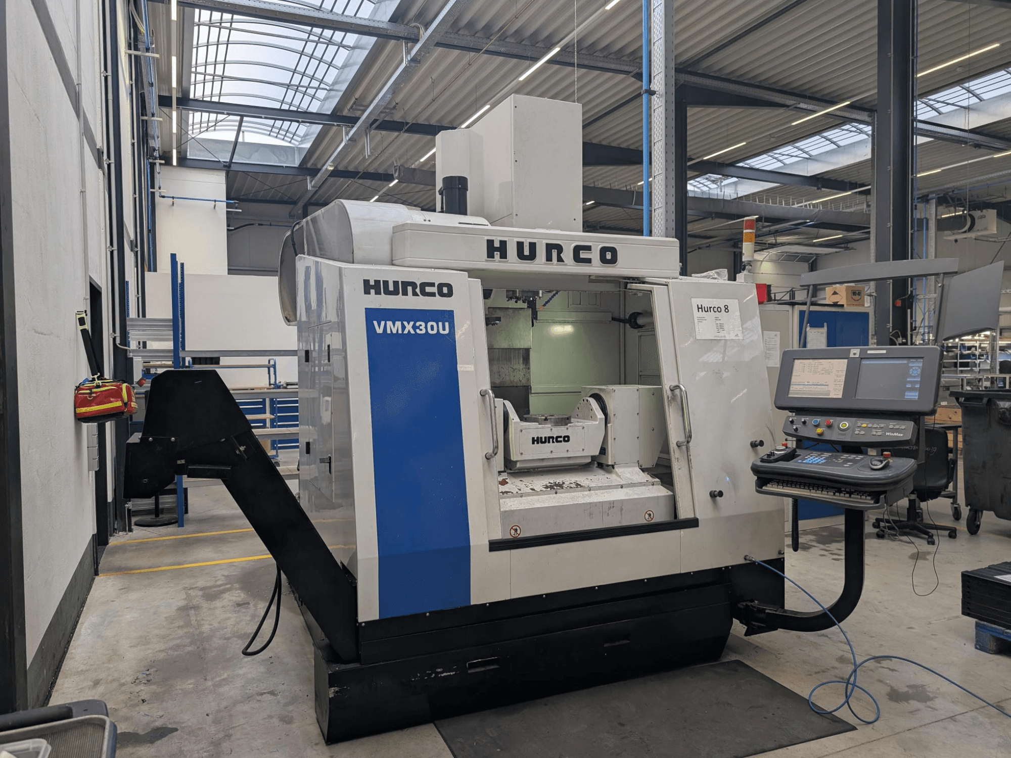 Máquina CNC Hurco VMX30U numa oficina, vista frontal, com painel de controlo com botões e ecrã de dados.