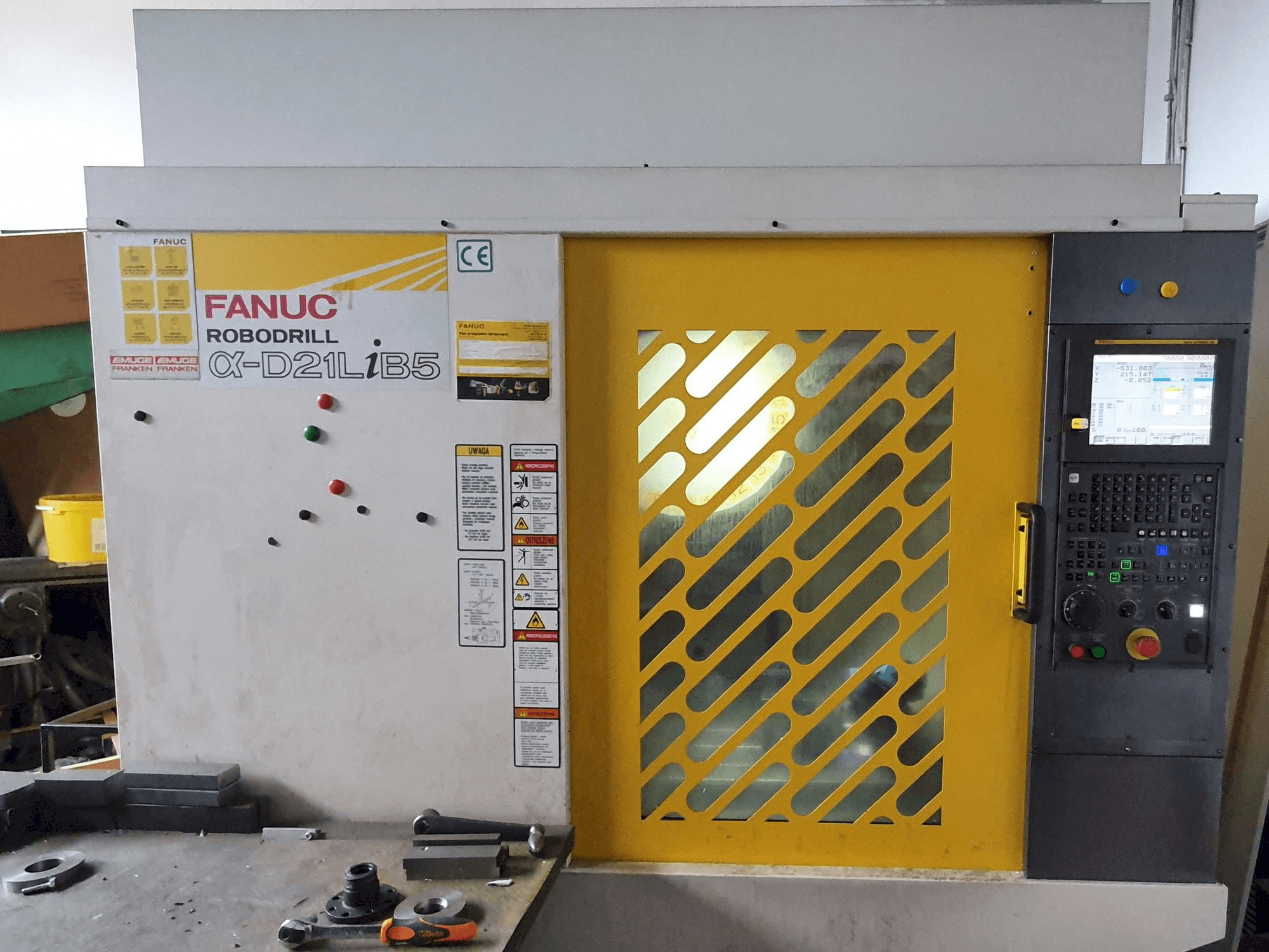 Vista Frontal da FANUC ROBODRILL Alpha-D21LiB5 máquina