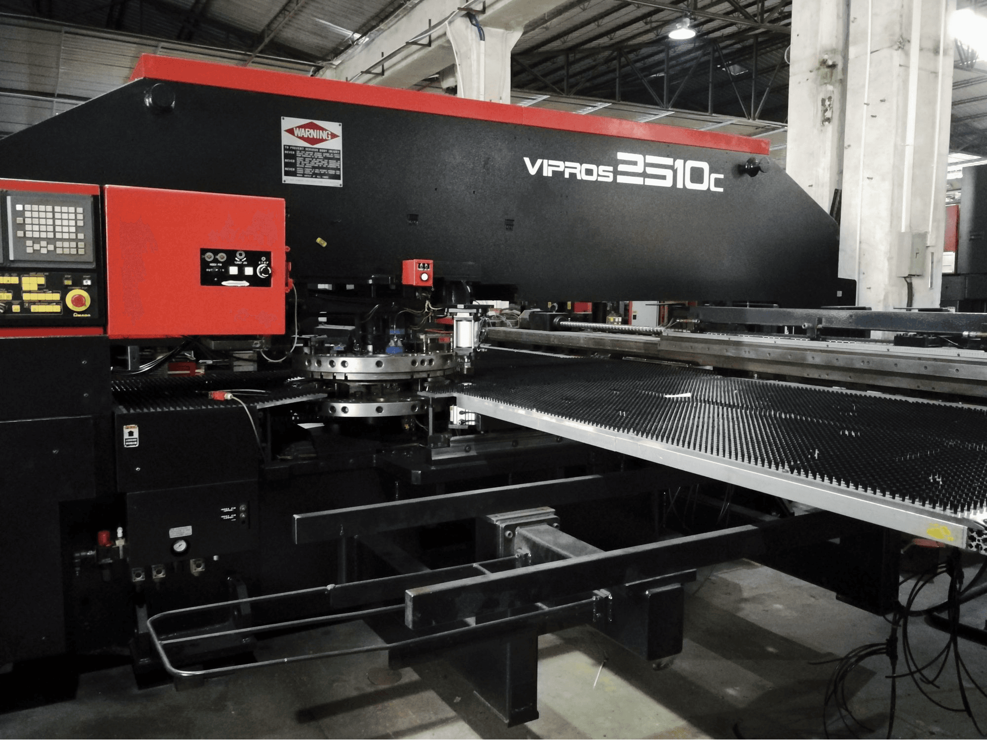 Vista Traseira da AMADA Vipros 2510C máquina