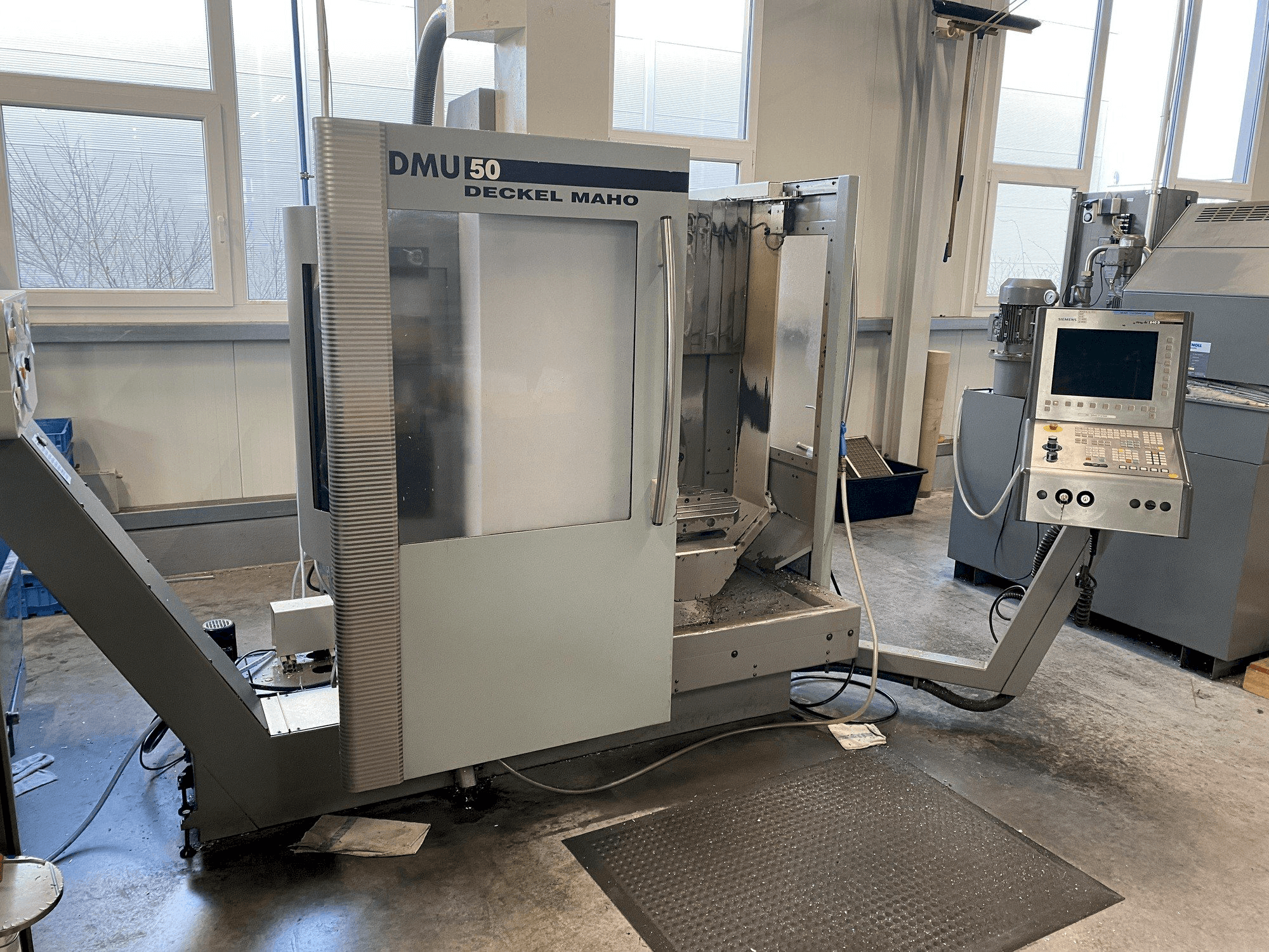 Vista Frontal da DECKEL MAHO DMU 50 máquina