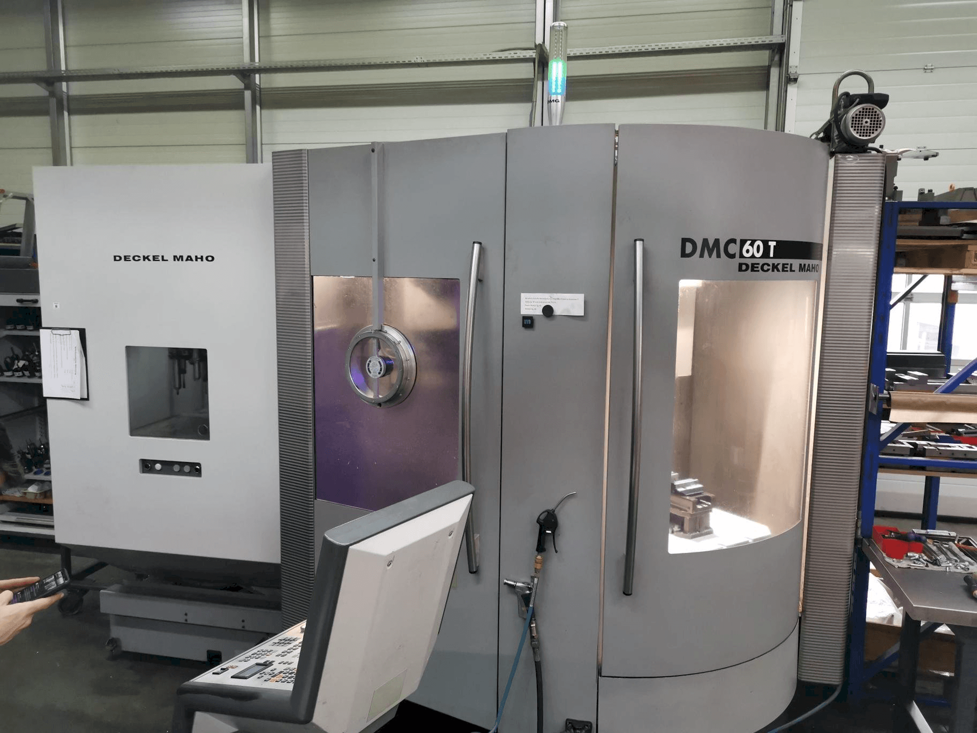 Vista Frontal da DECKEL MAHO DMC 60T máquina
