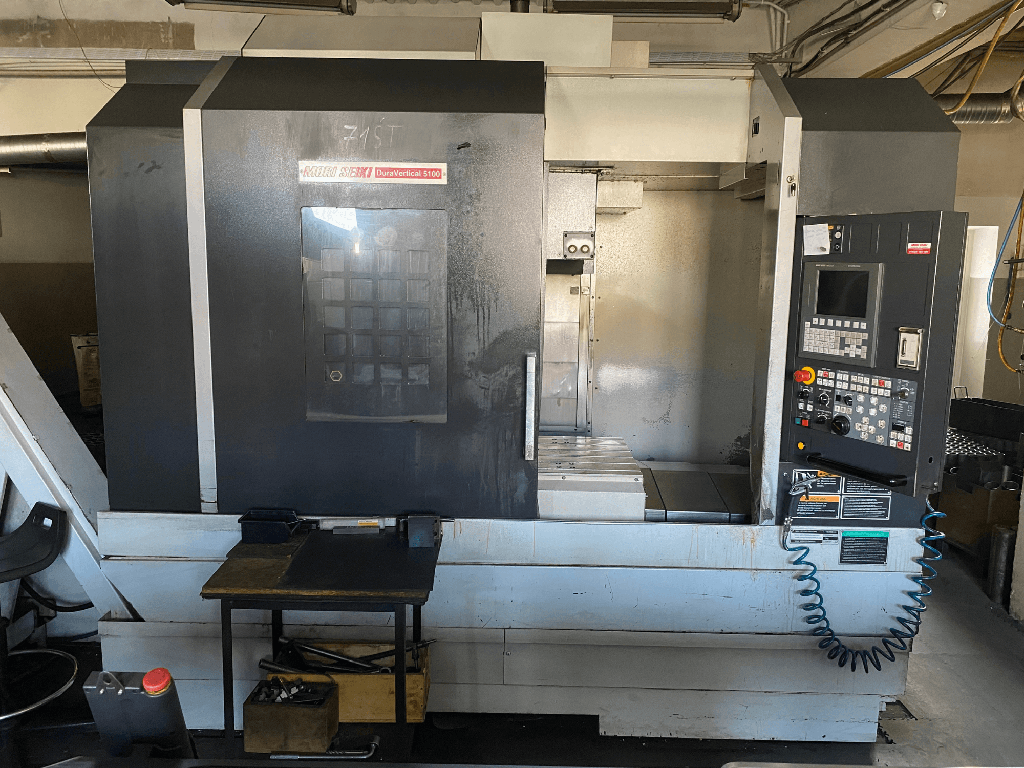 MORI SEIKI DuraVertical 5100 vista de frente, mostrando o painel de controlo, a área de trabalho e os detalhes da máquina.
