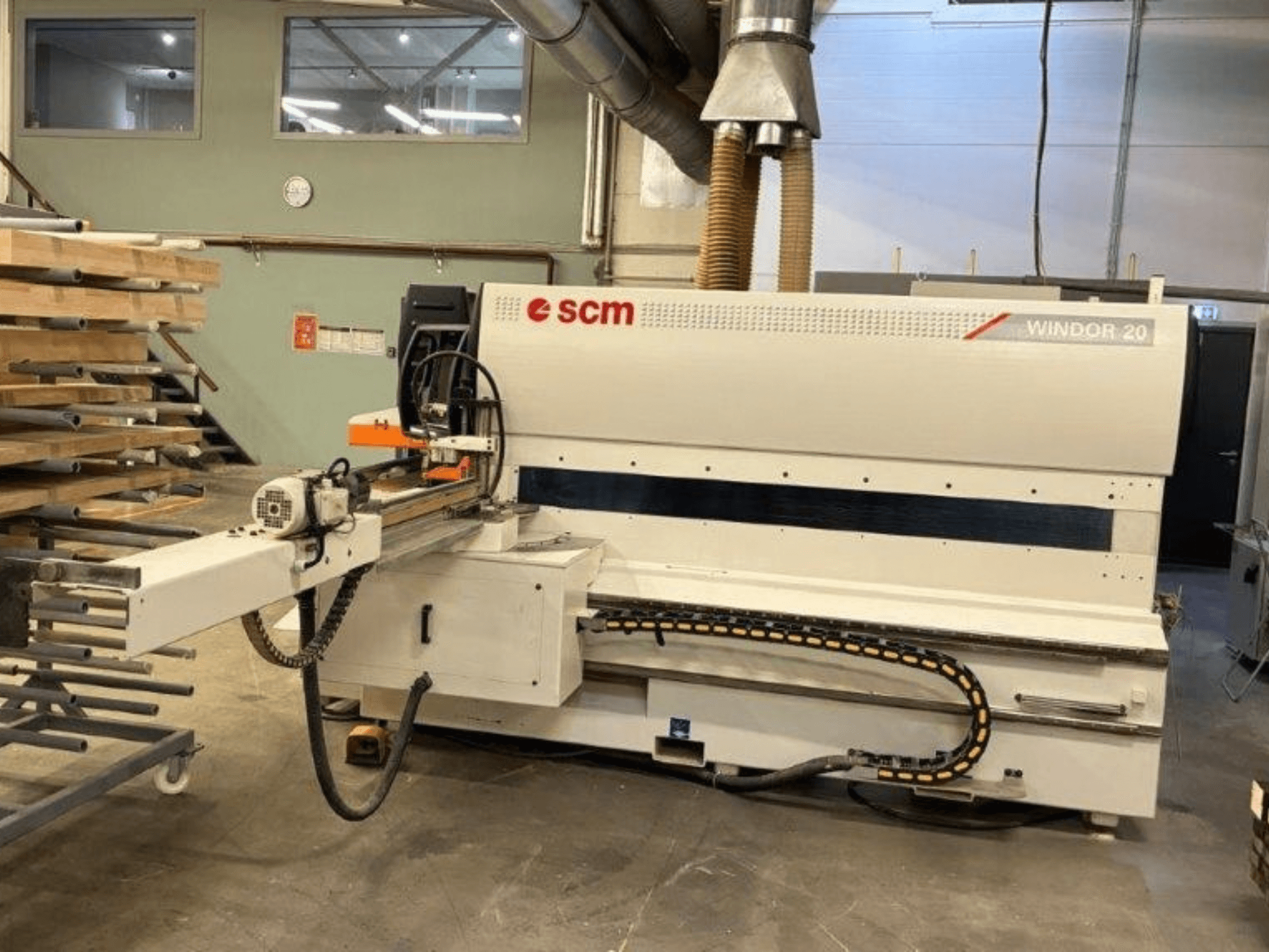 Máquina de transformação de madeira SCM Windor 20 numa oficina, vista de frente, mostrando o painel de controlo e o mecanismo de alimentação.