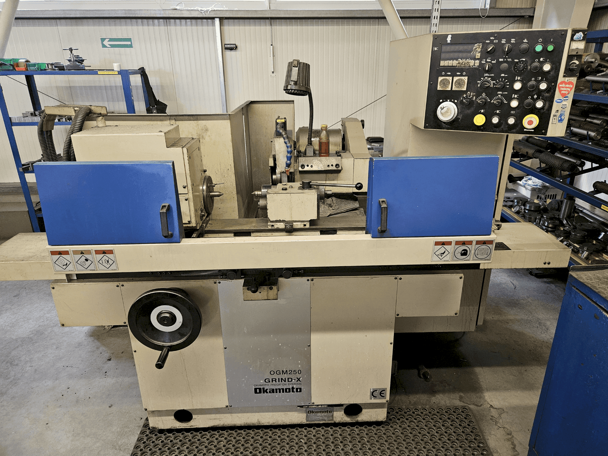 Vista Frontal da OKAMOTO OGM 250UDX GRIND-X máquina