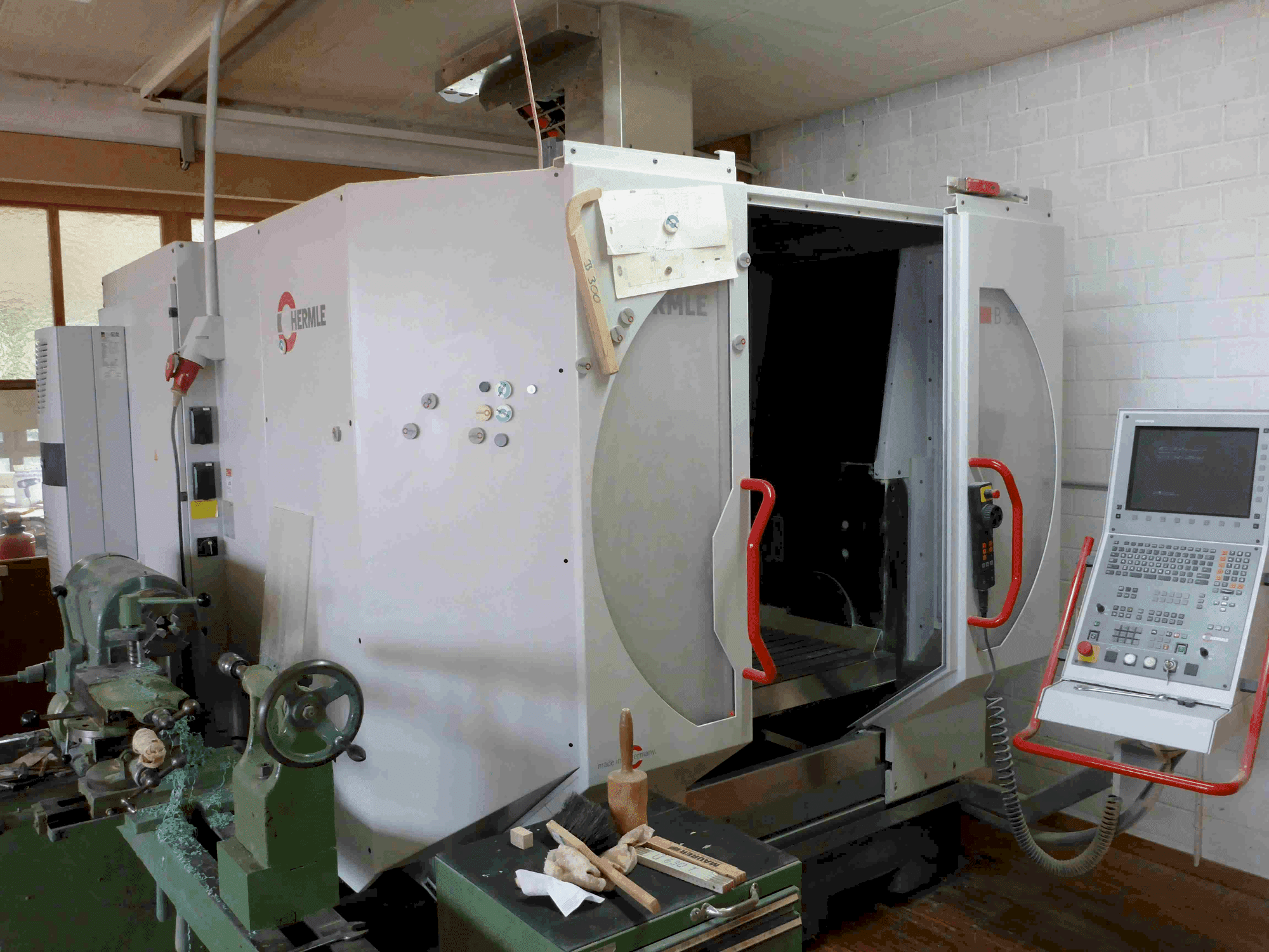 Vista Frontal da HERMLE B 300 V máquina