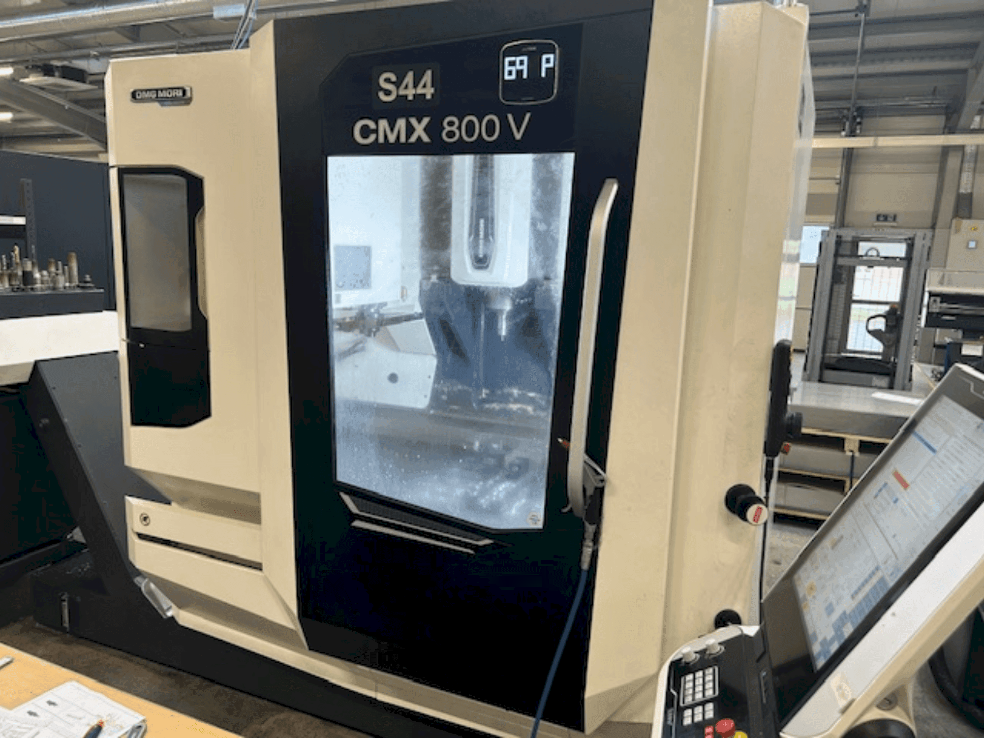 Vista Frontal da DMG MORI CMX 800 V máquina