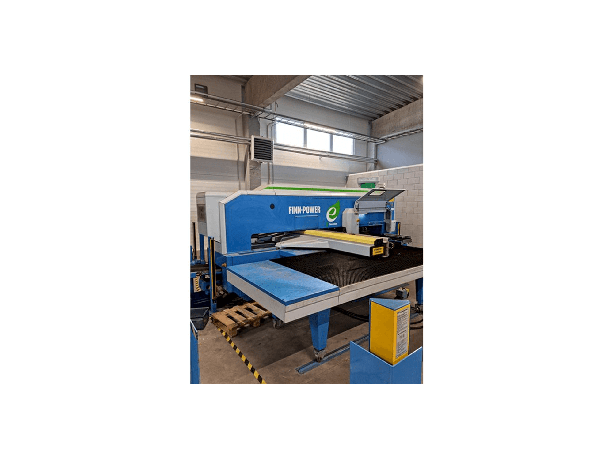 Vista Frontal da Finn-Power E5 máquina