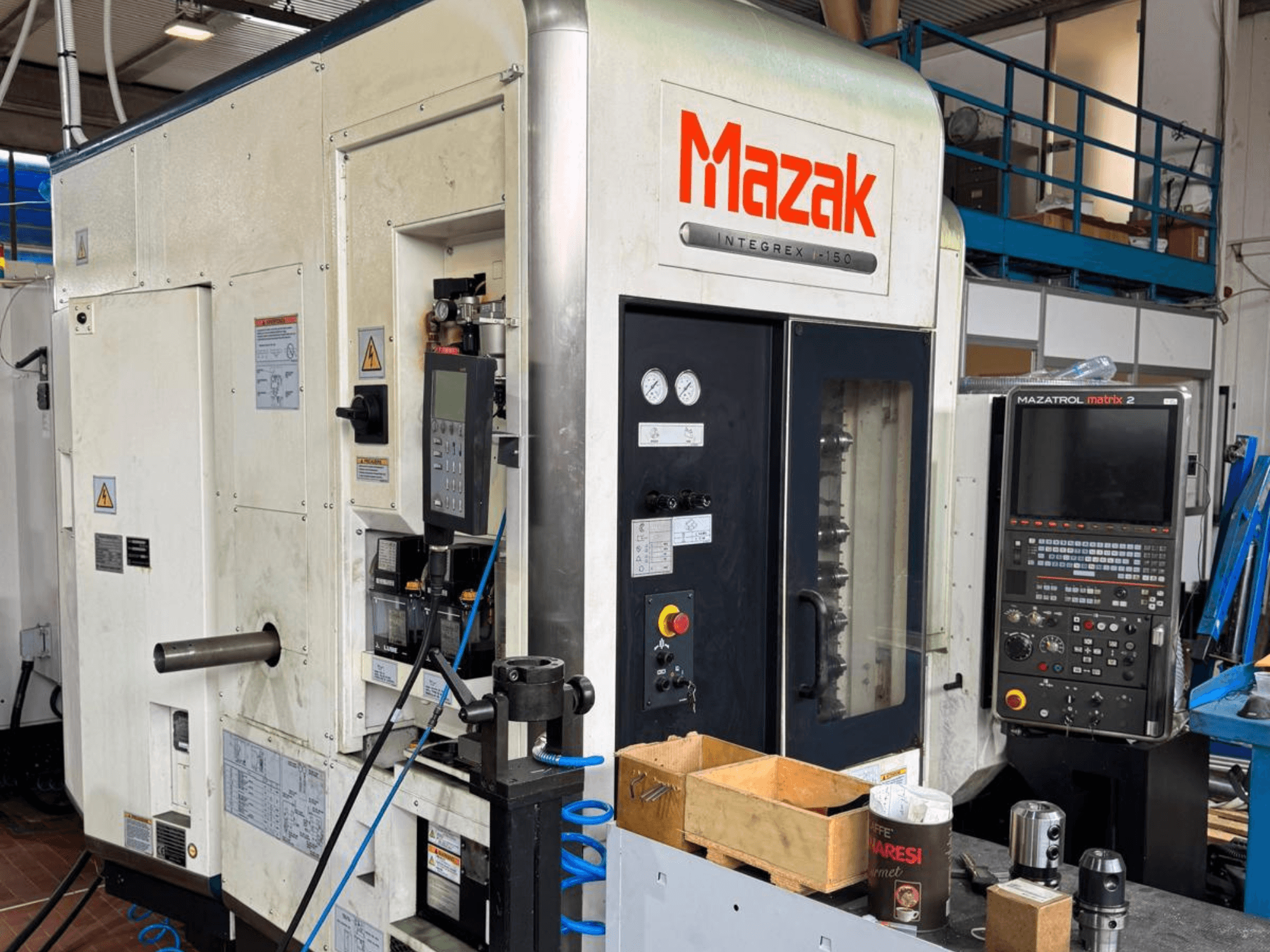 Máquina CNC Mazak Integrex I-150, vista frontal; possui painel de controlo, suporte de ferramentas e manómetros operacionais.