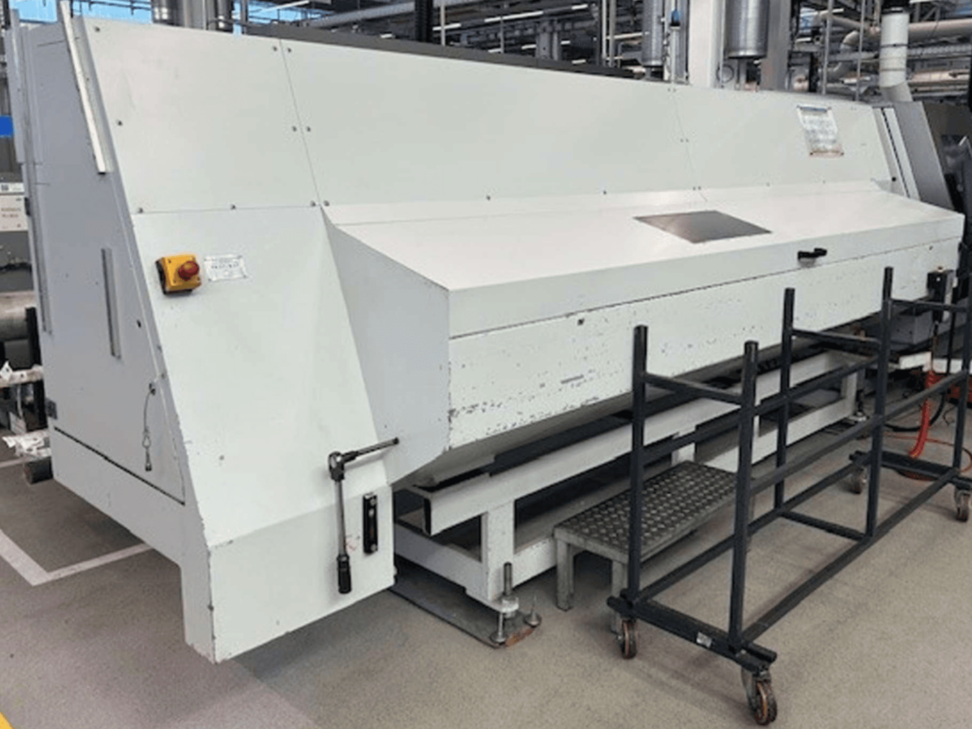 Centro de torneamento Index G 200 RATIO LINE em vista lateral, com corpo branco e comandos de segurança para o funcionamento.