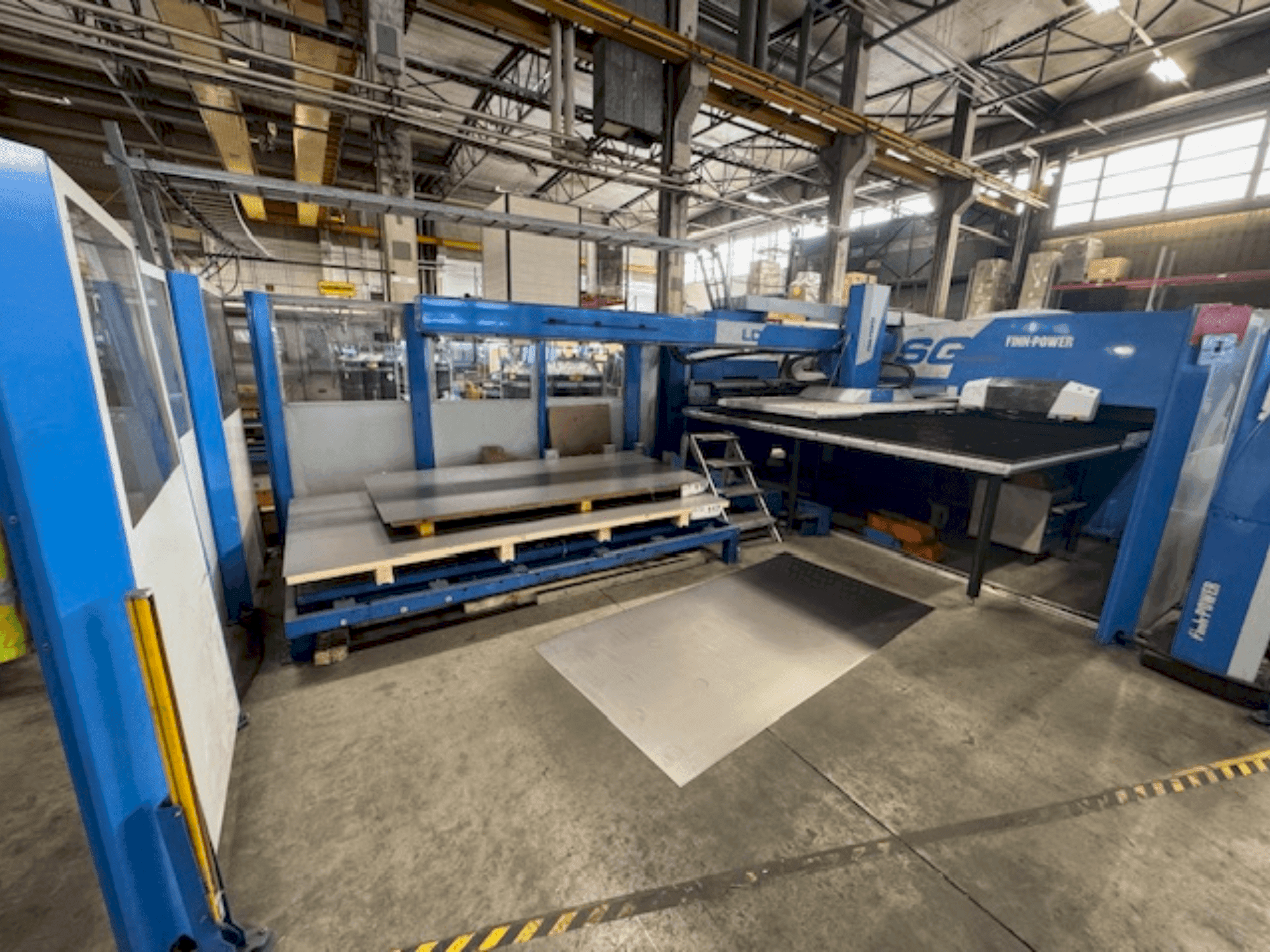 Vista Frontal da Finn-Power SG-6 máquina