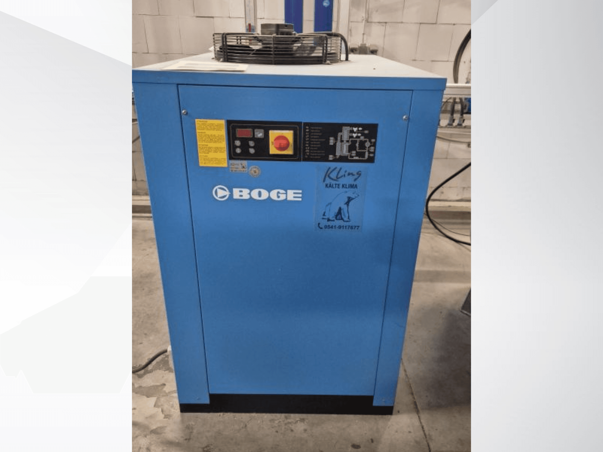 Vista frontal da unidade de refrigeração industrial azul BOGE S 111-4, com painel de controlo e etiquetas de aviso.