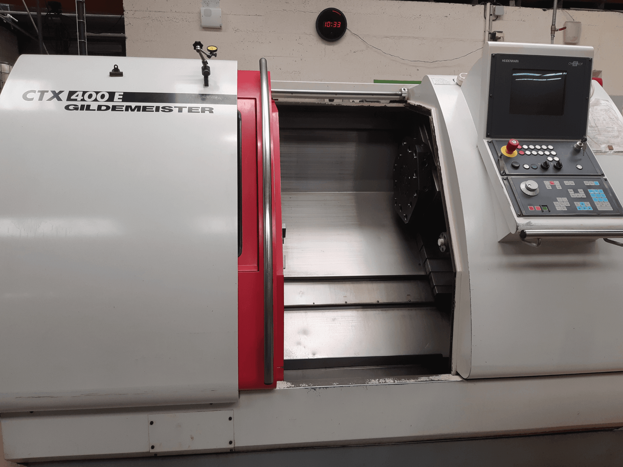 Torno horizontal Gildemeister CTX 400 E visto de lado, mostrando o painel de controlo e a parte frontal aberta para acesso às ferramentas.