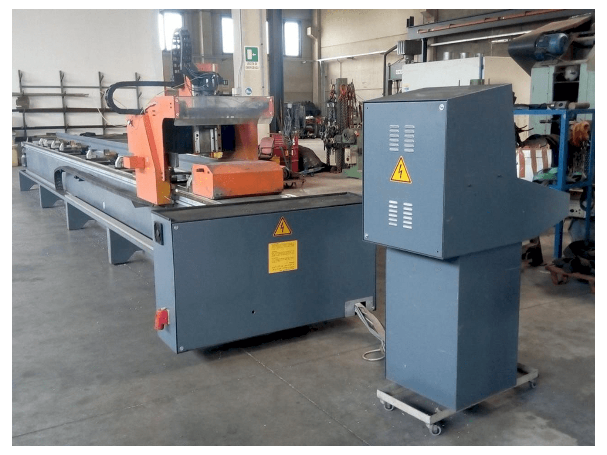 Vista Frontal da Tekna UT 426/3 máquina