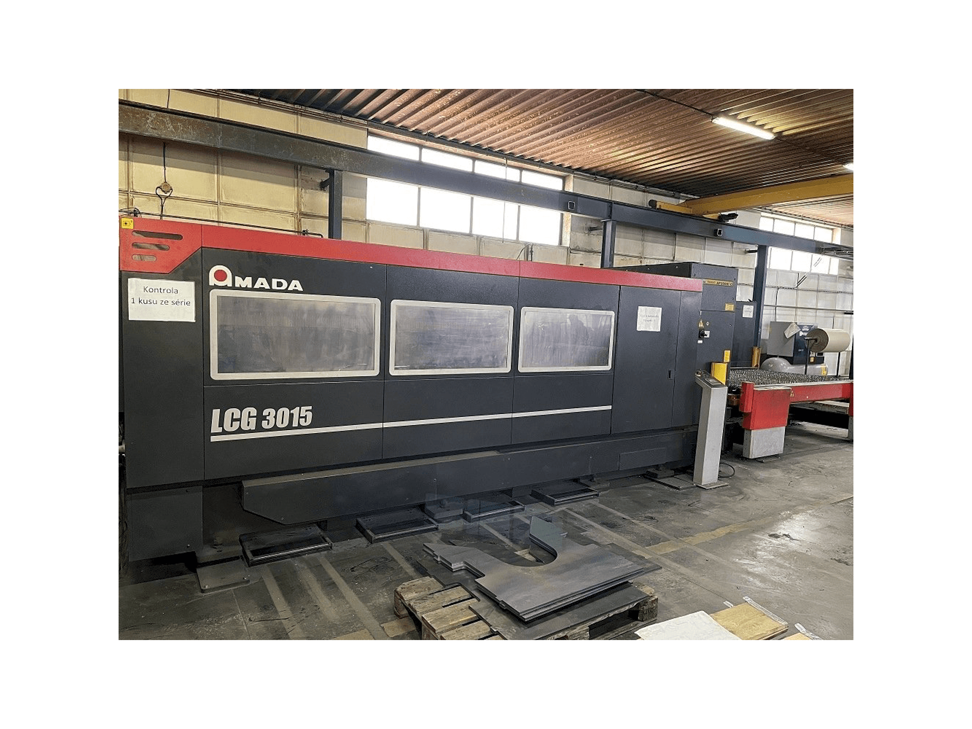 Vista Frontal da AMADA LCG 3015 máquina