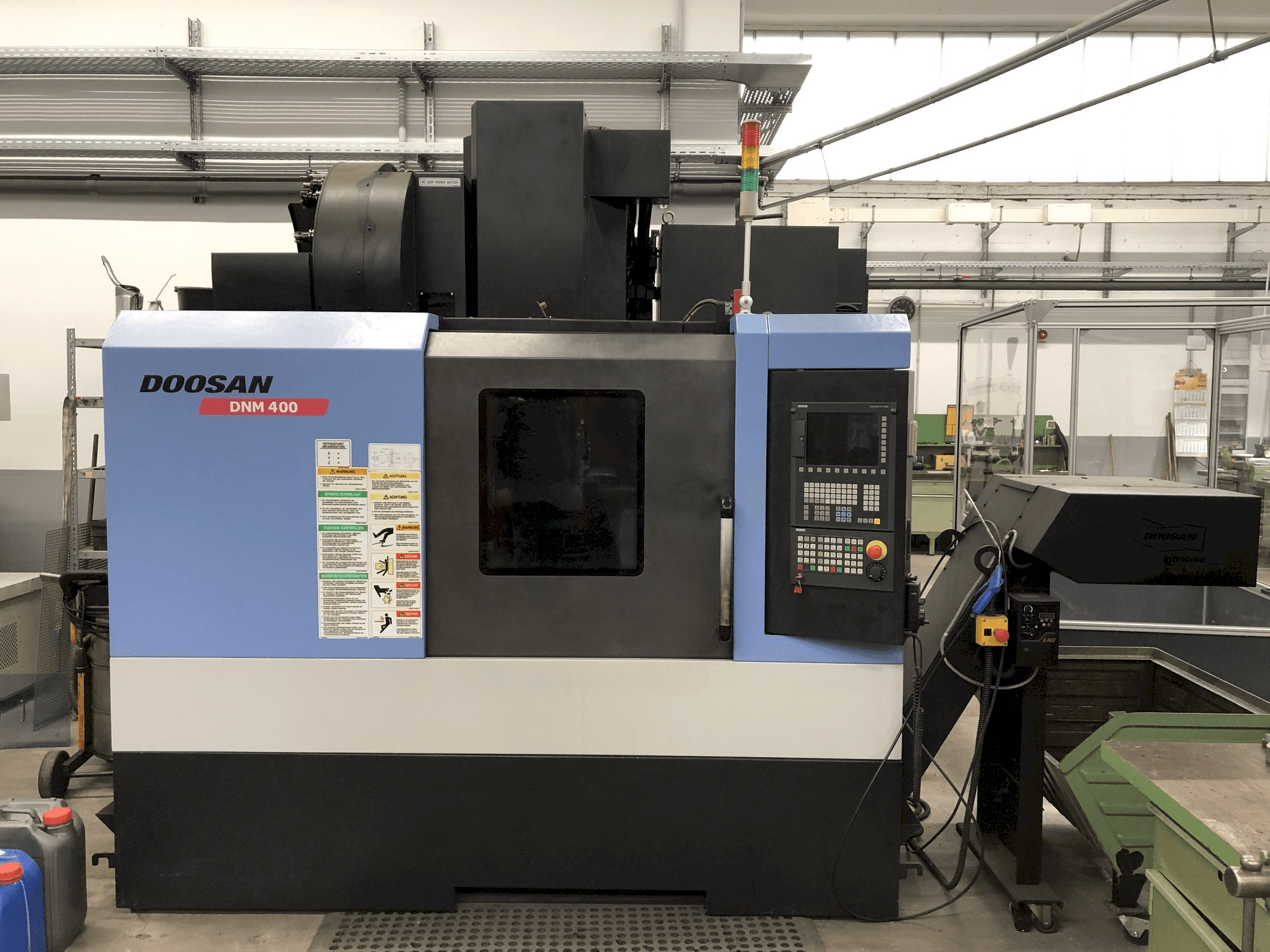 Vista Frontal da Doosan DNM 400 máquina