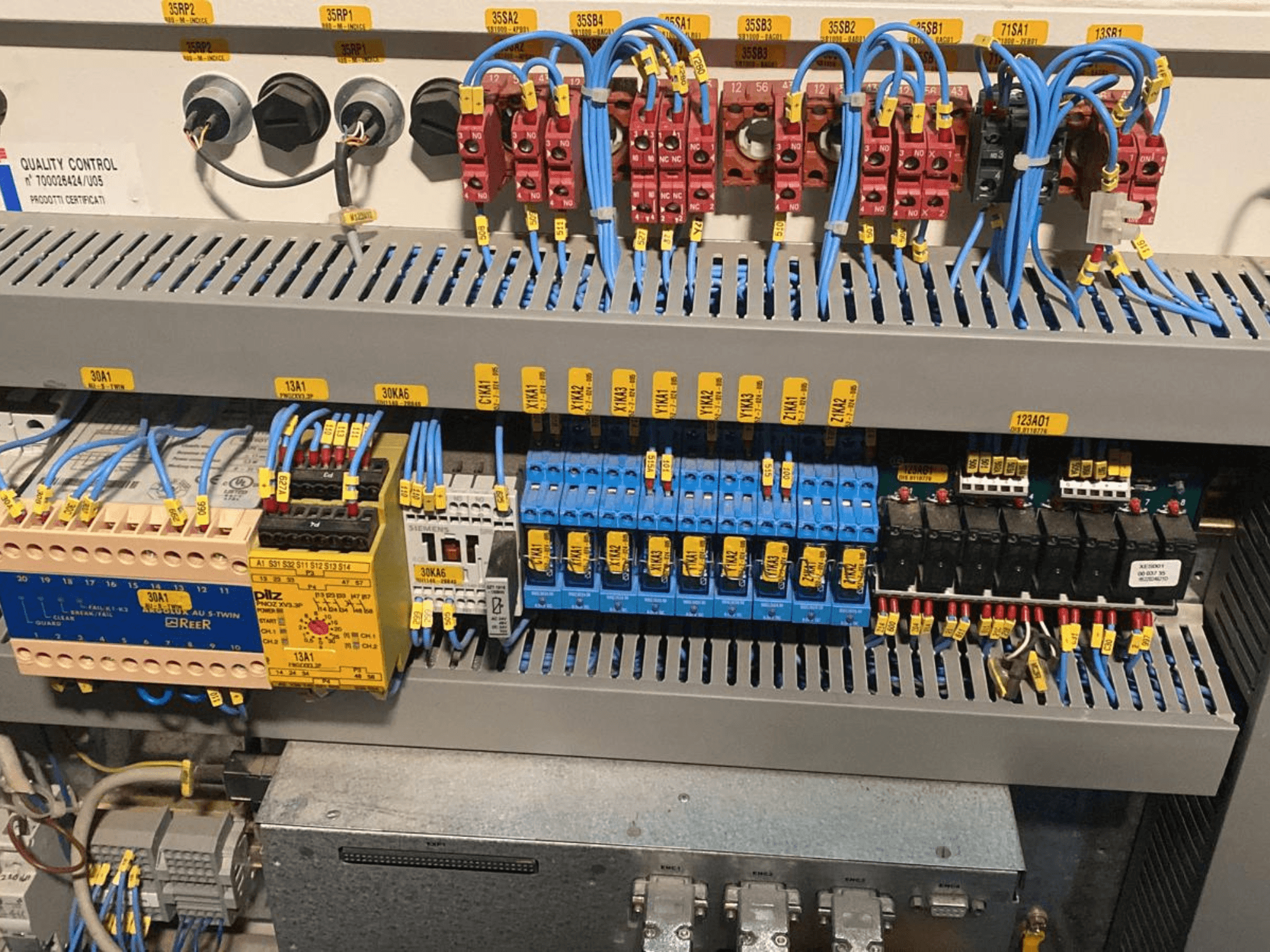 Centro de maquinação CNC para madeira SCM PRATIX 48 NST painel de controlo, com cablagem identificada e vários relés, vista frontal.