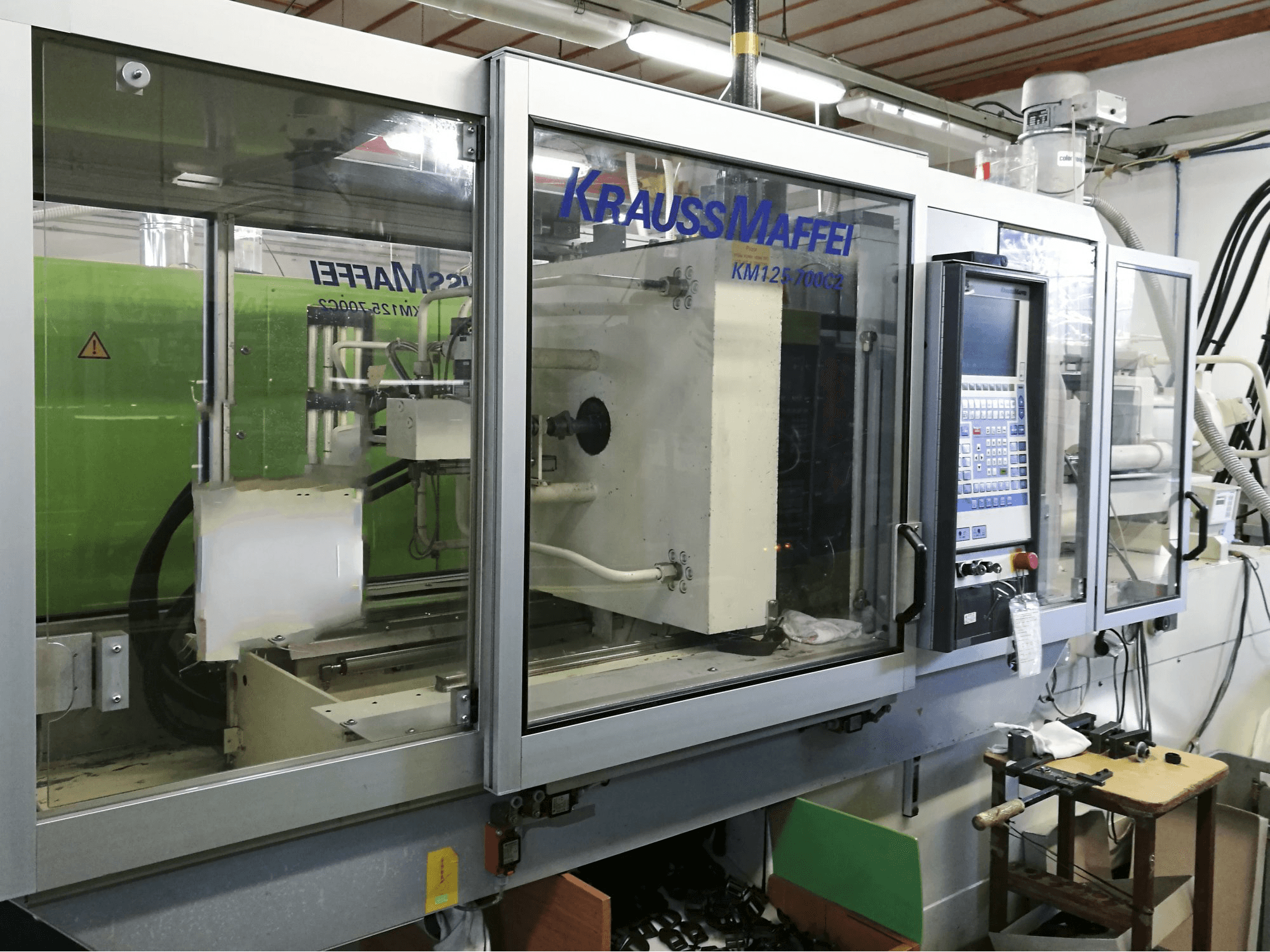 Vista Esquerda da Krauss Maffei 125-700 C2 máquina