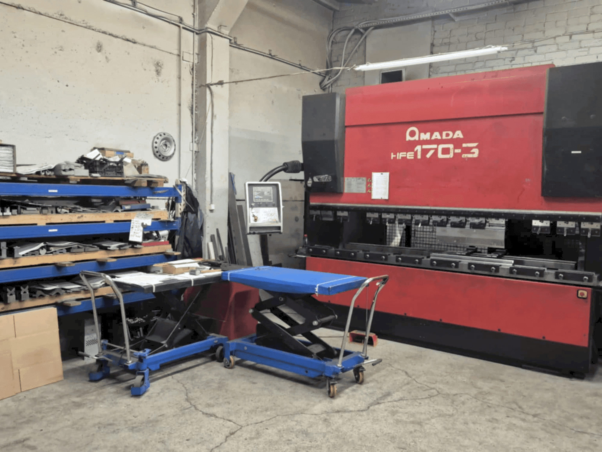Vista Frontal da AMADA HFE 170-3 máquina