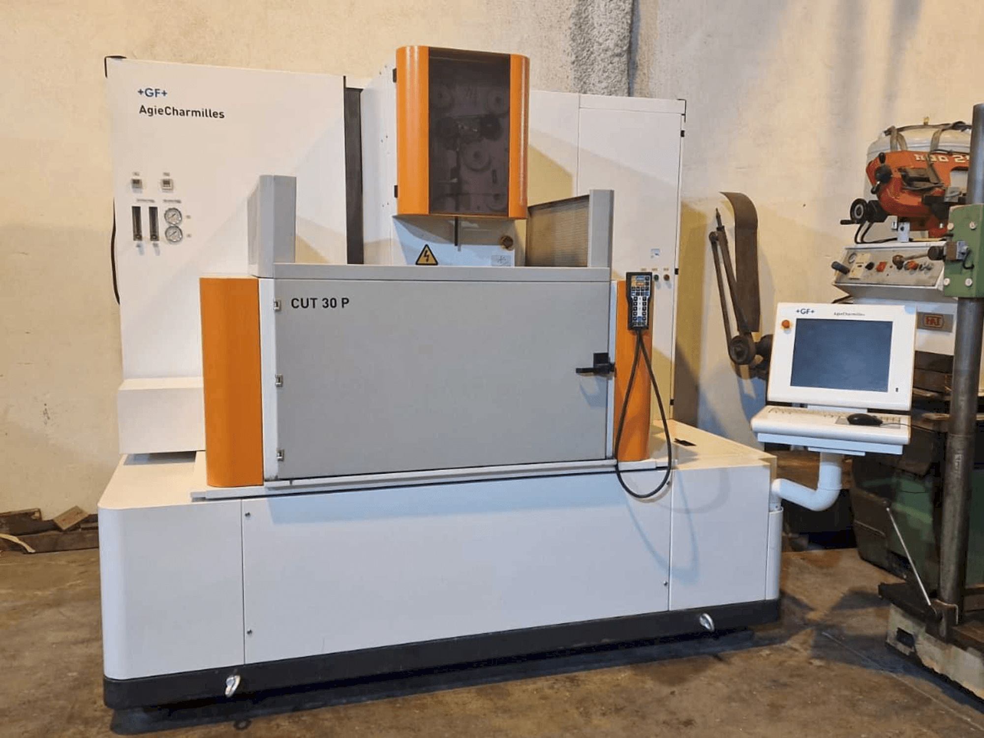 Vista Frontal da AgieCharmilles CUT 30P máquina