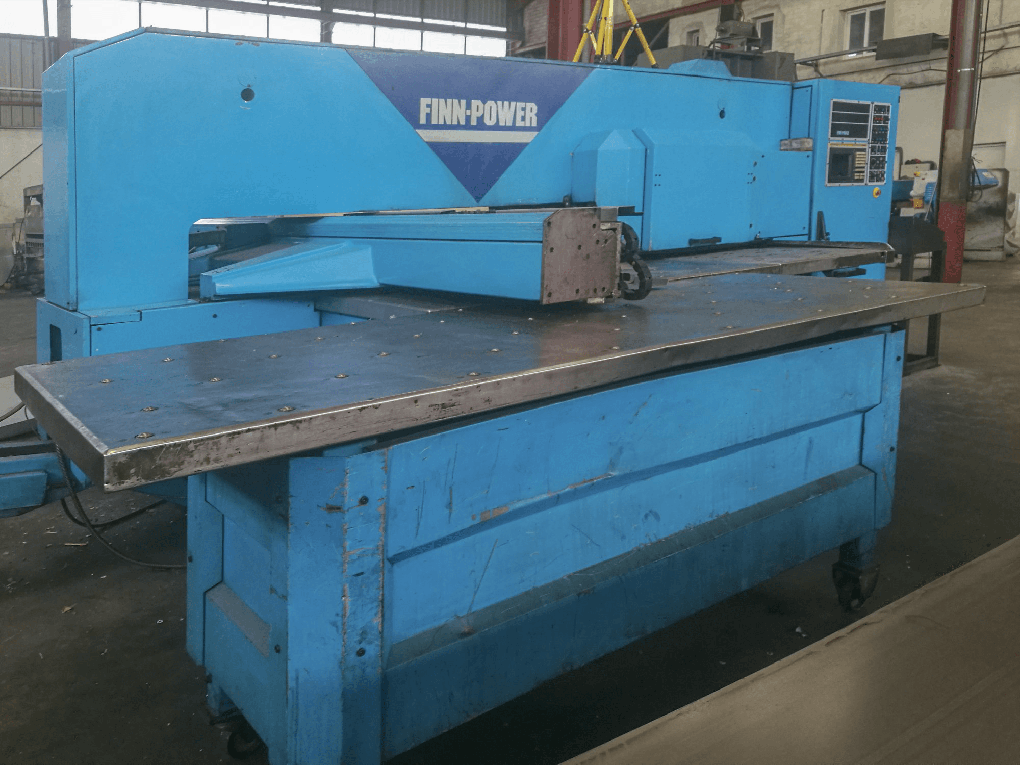 Vista Esquerda da Finn-Power TP 2020 máquina