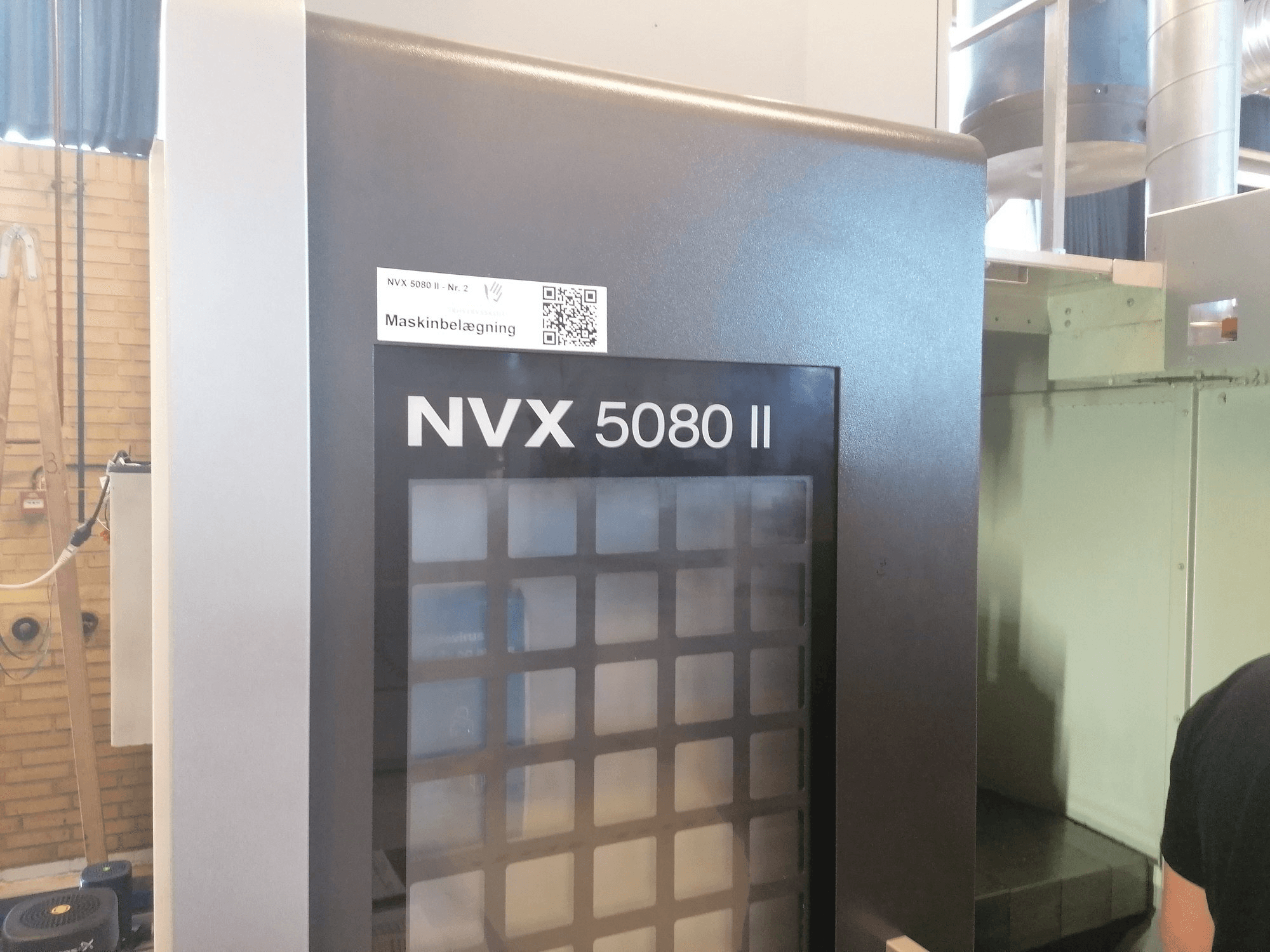 Vista Esquerda da DMG MORI NVX 5080II máquina