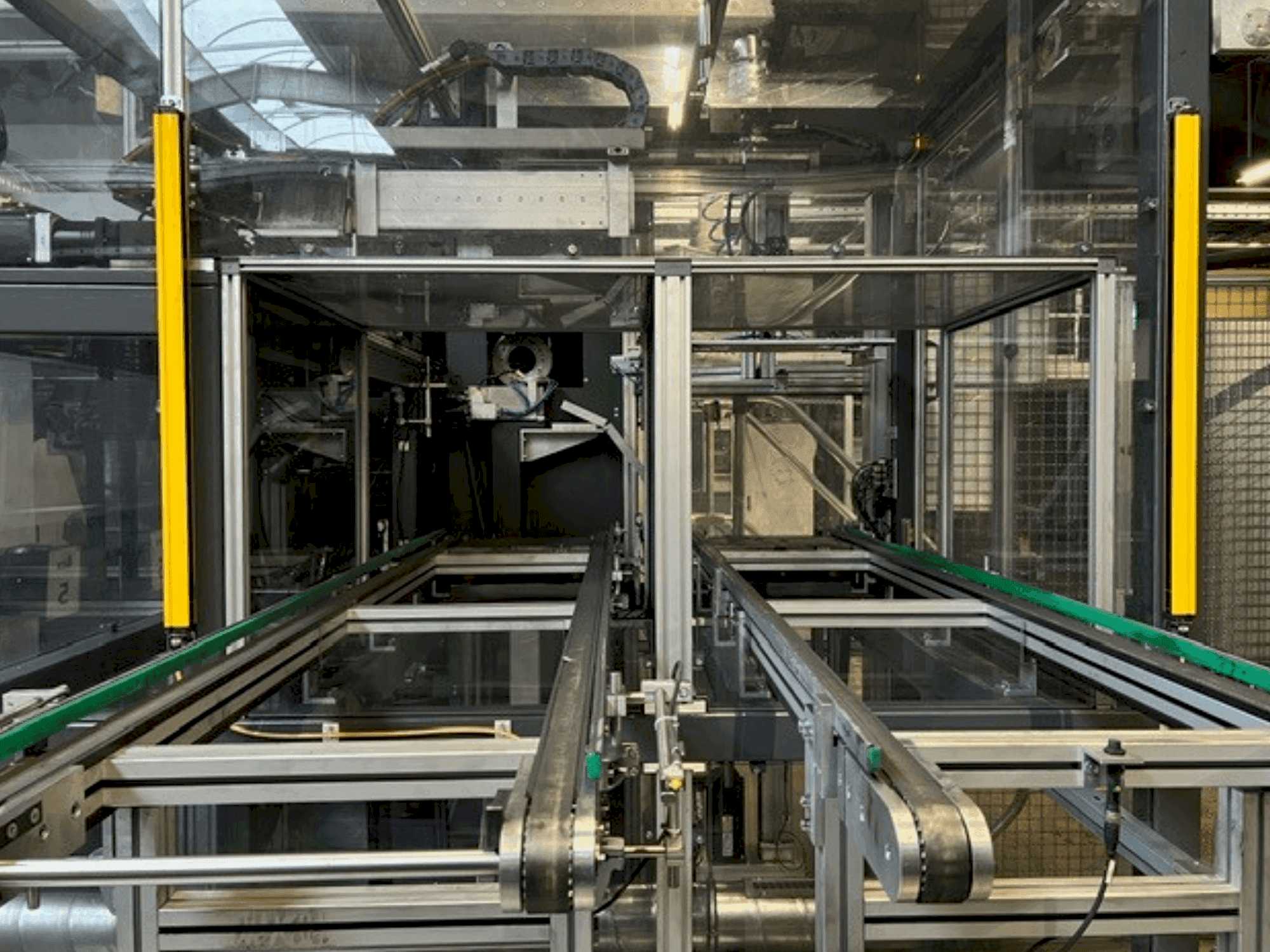 Vista Frontal da KOMAGE S 50 4E CNC máquina