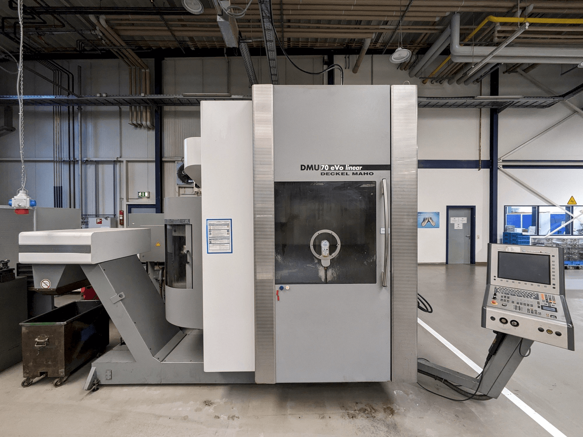 Vista Frontal da DECKEL MAHO DMU70 eVo linear máquina