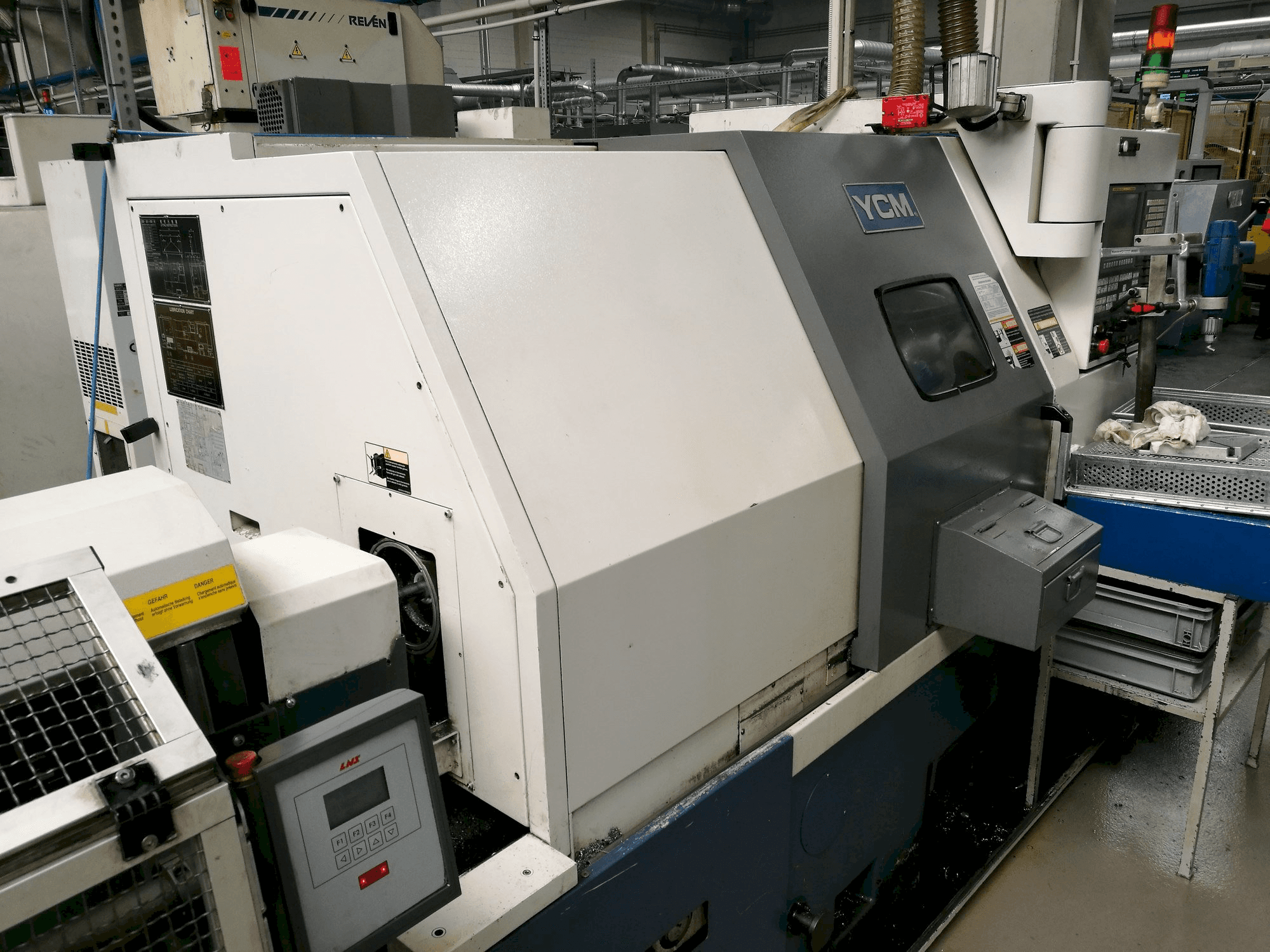 Vista Frontal da YCM GT-250A máquina