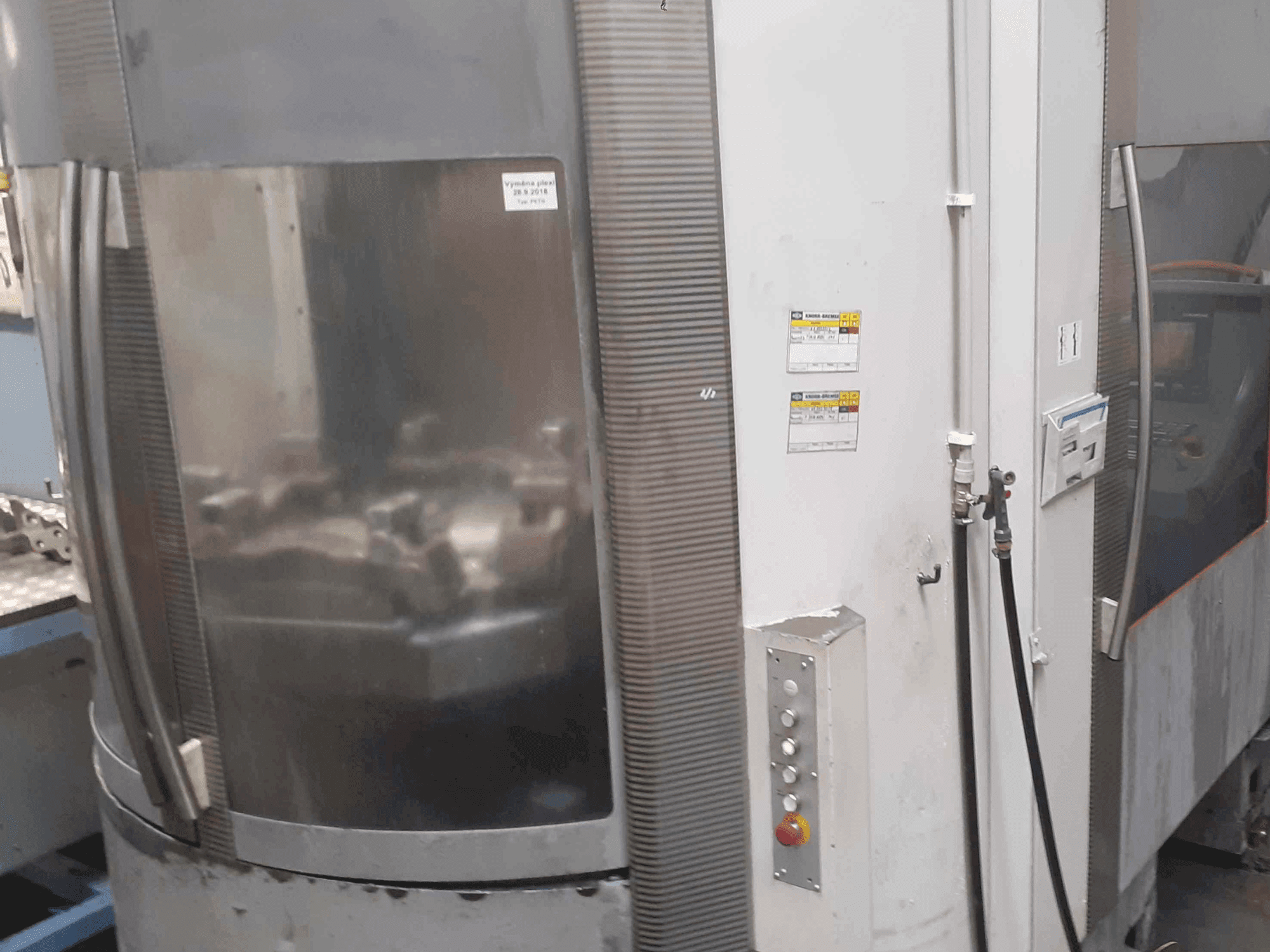 Vista Frontal da DECKEL MAHO DMC 80 H máquina