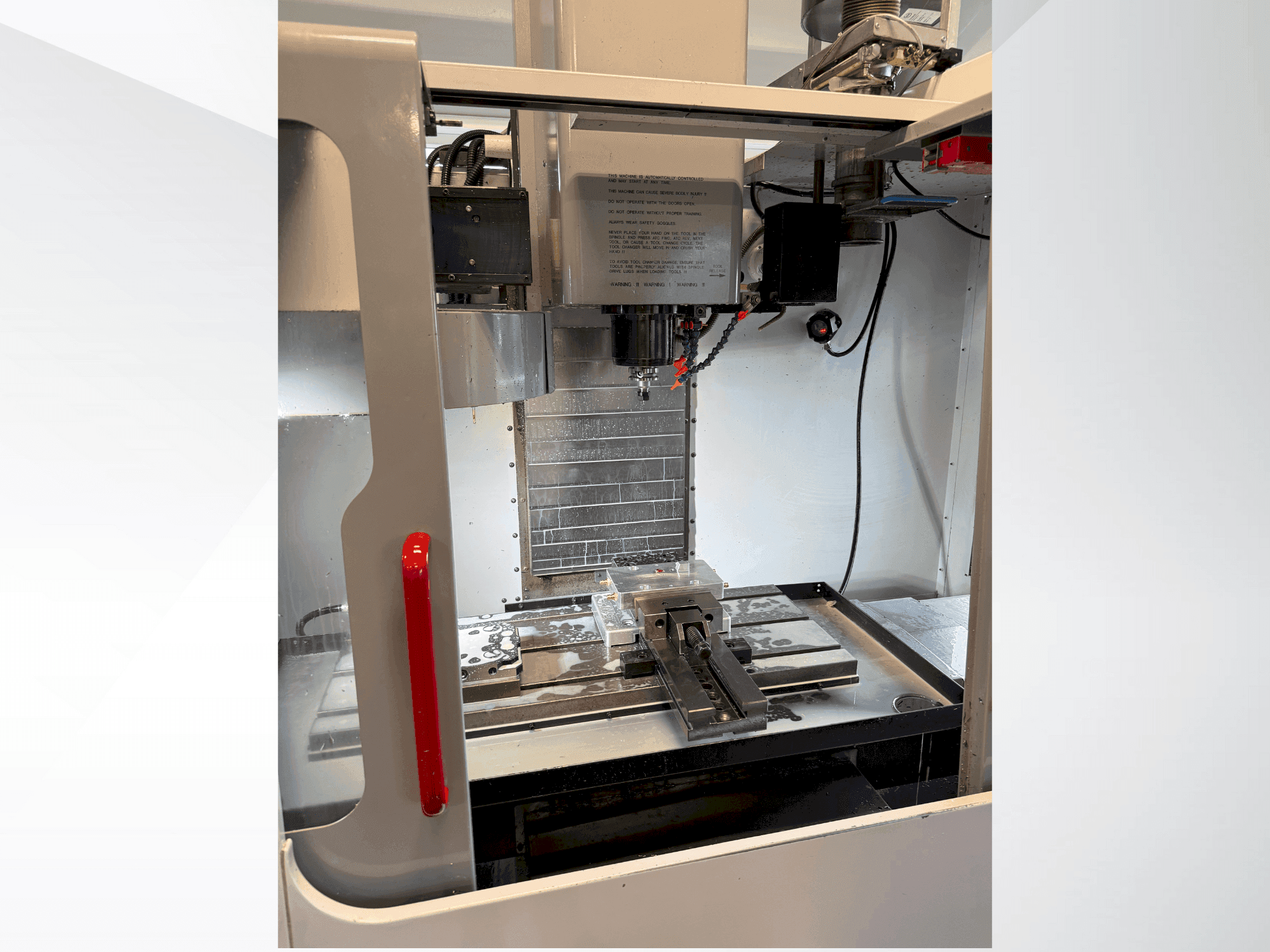 Vista Frontal da HAAS VF-2DHE máquina