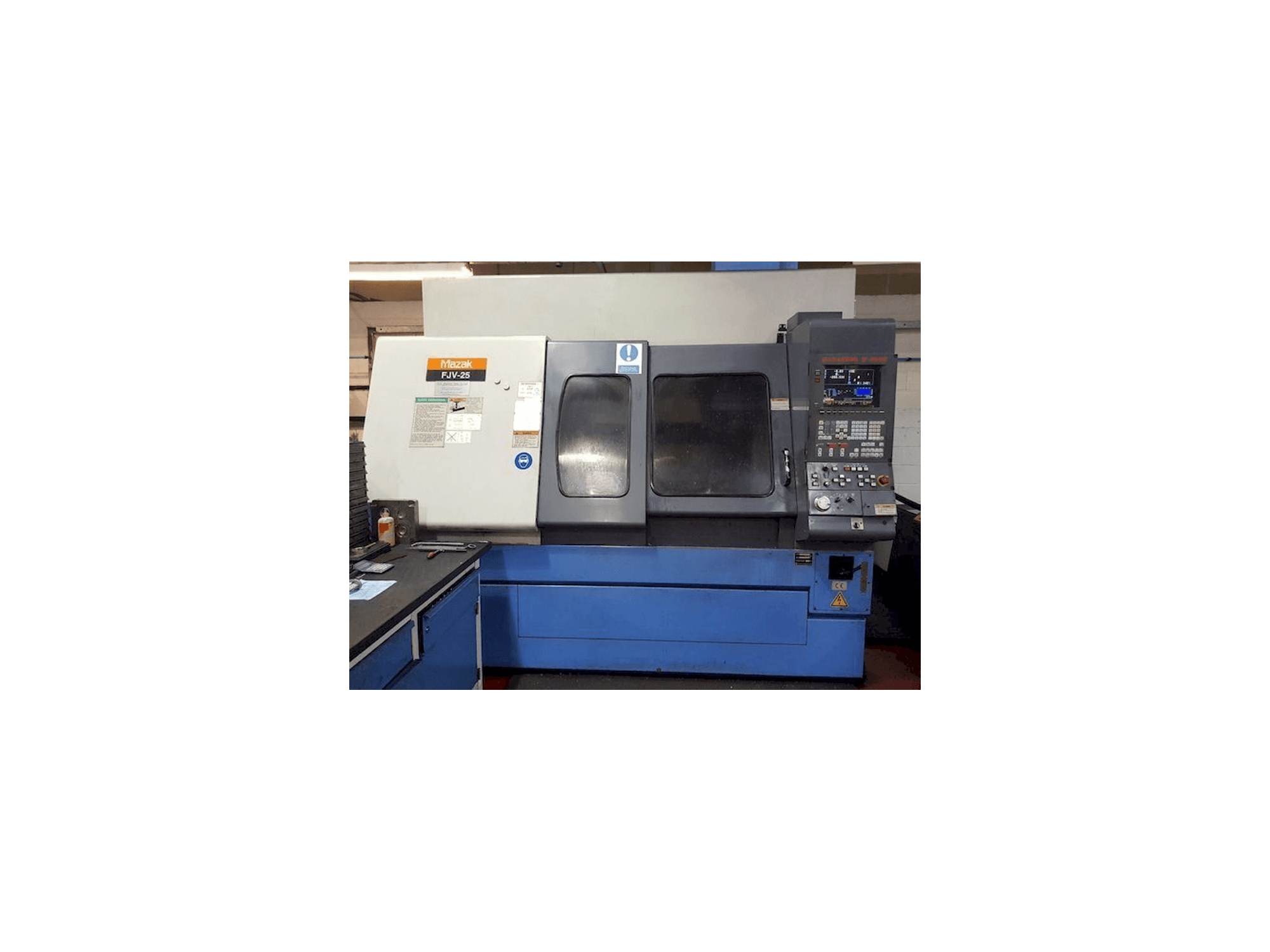 Vista Frontal da Mazak FJV-25 máquina