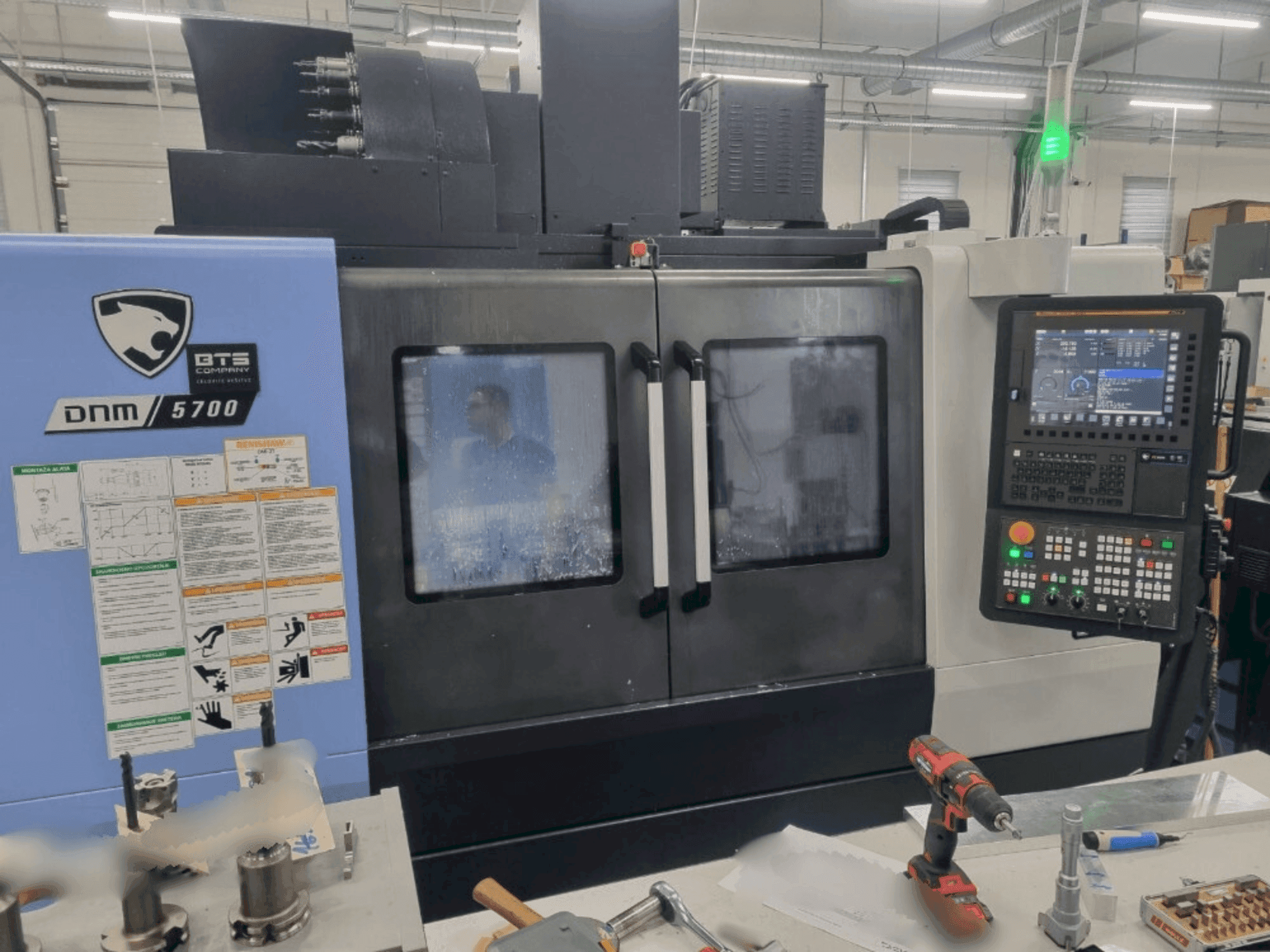 Vista Frontal da DN SOLUTIONS DNM 5700 máquina