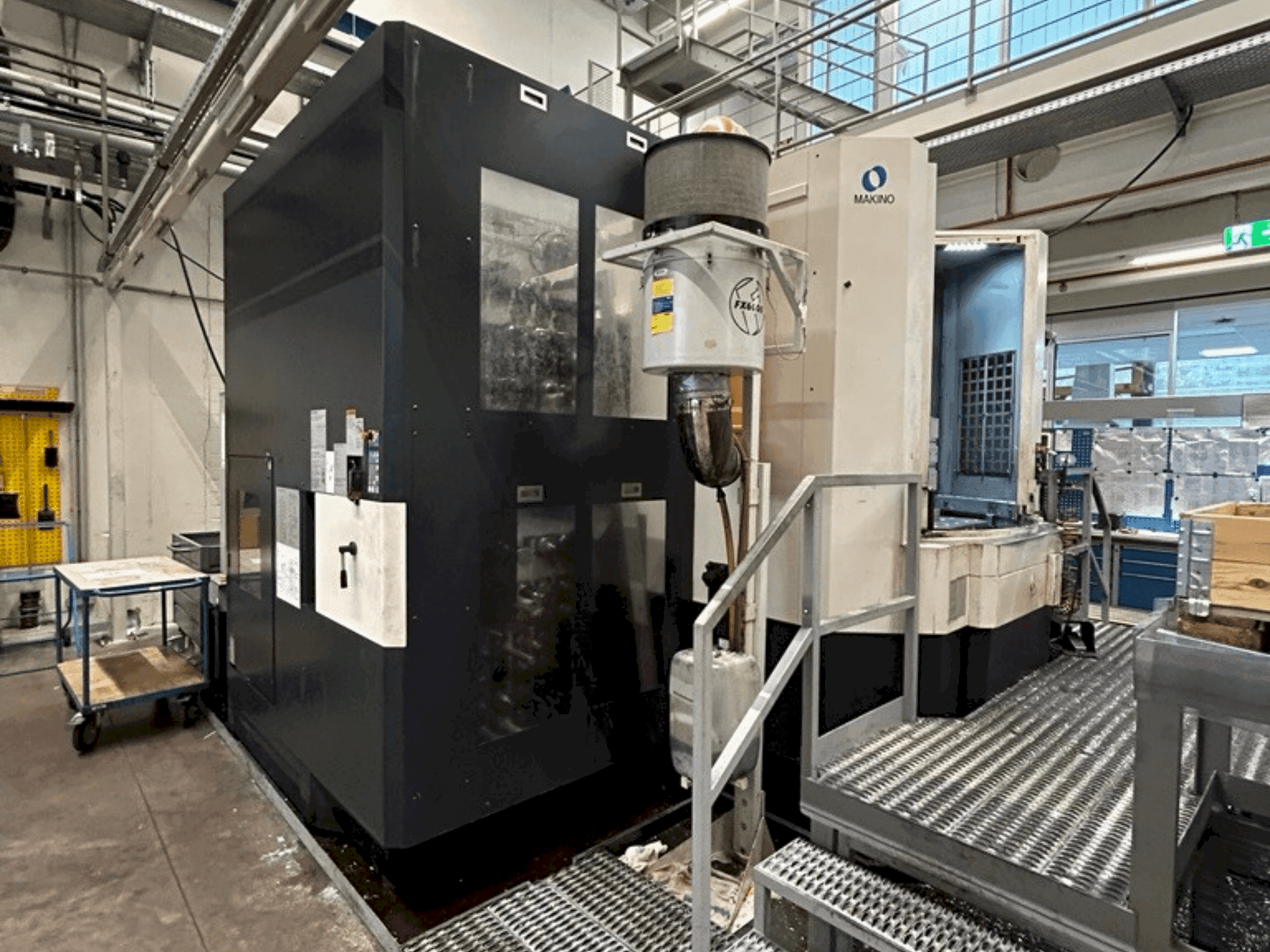 Vista Frontal da Makino a81 máquina