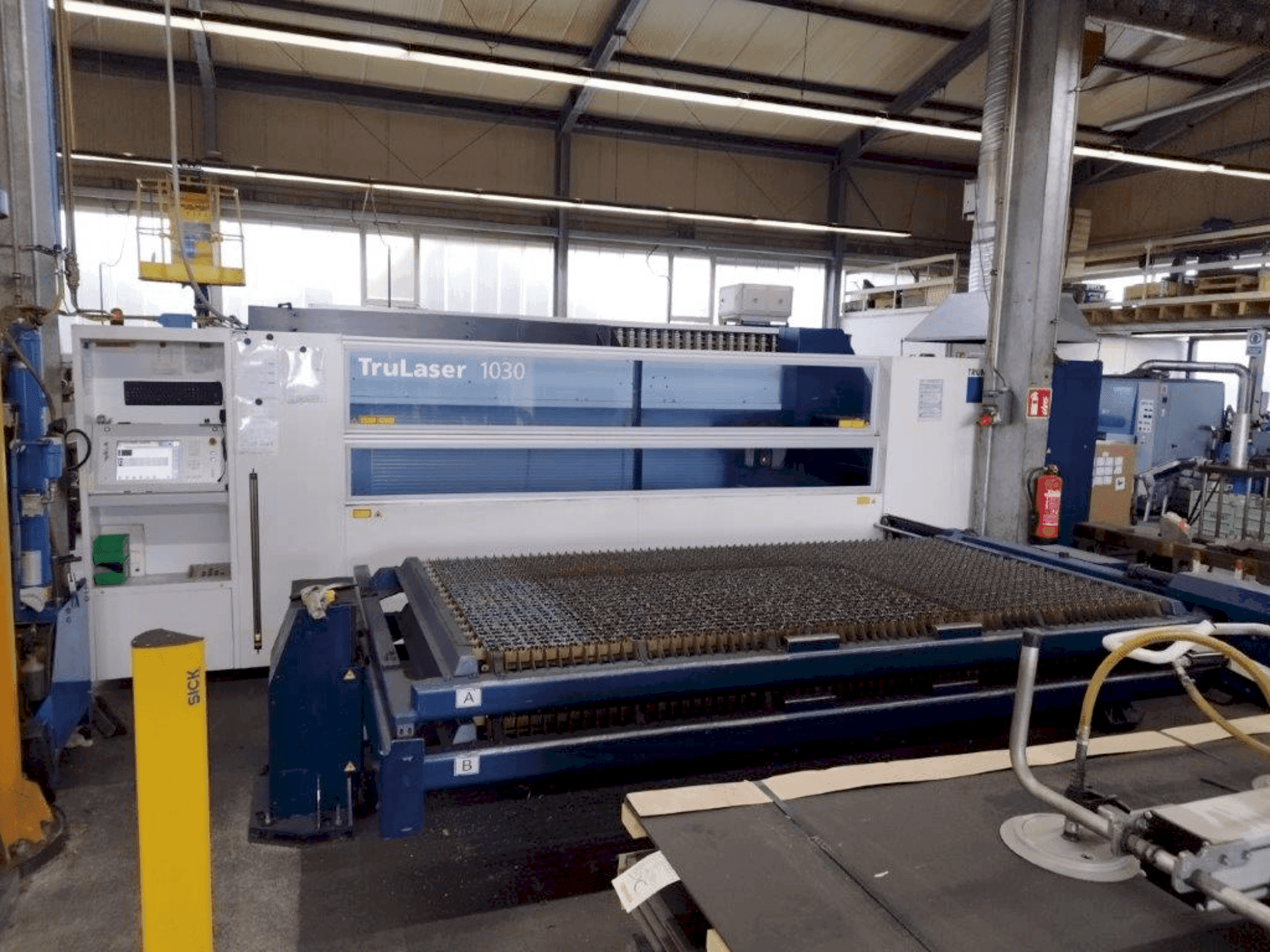 Vista Frontal da TRUMPF TruLaser 1030 máquina