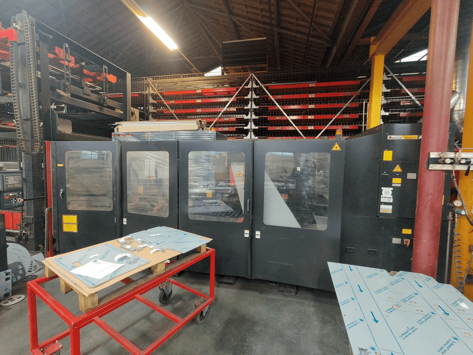 Vista Frontal da AMADA FO 3015 máquina
