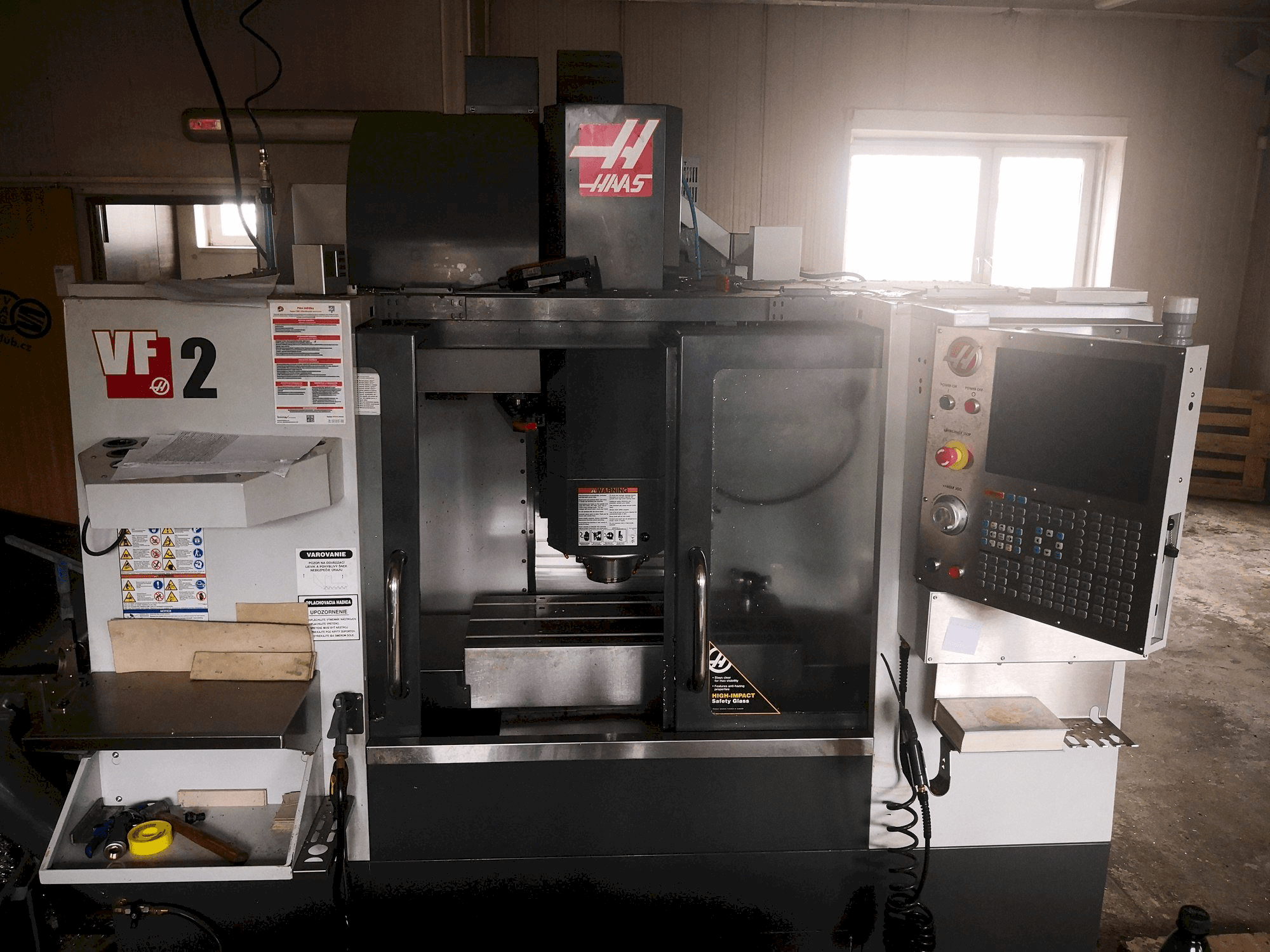 Vista Frontal da HAAS VF-2 máquina