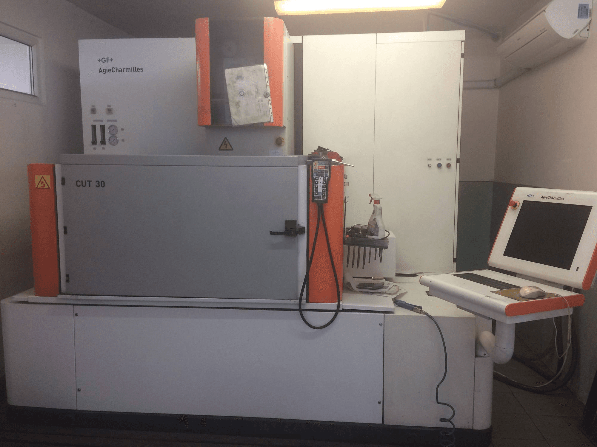 Vista Frontal da AgieCharmilles CUT 30P máquina