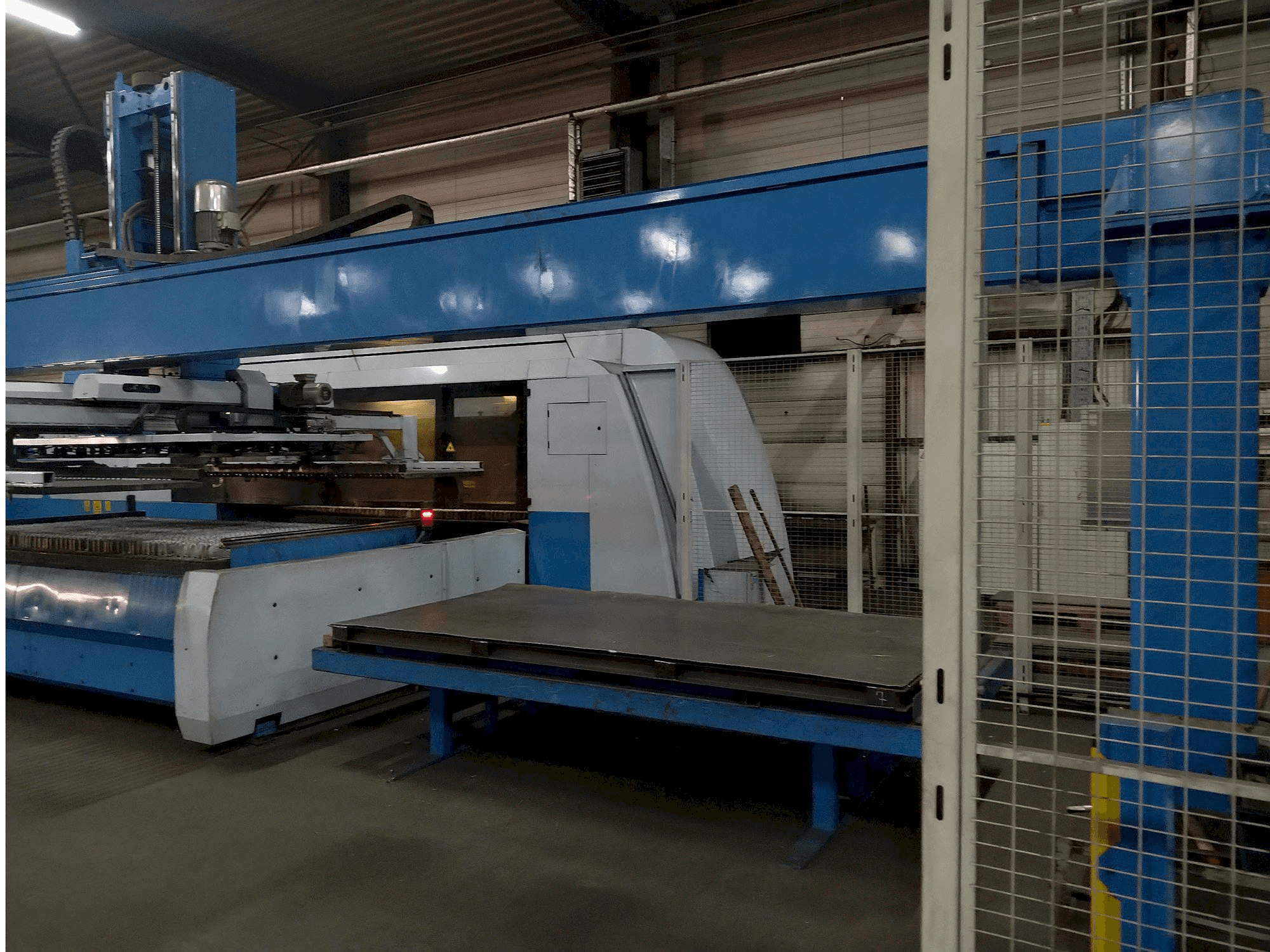 Vista Frontal da Finn-Power Laser L6-BL máquina