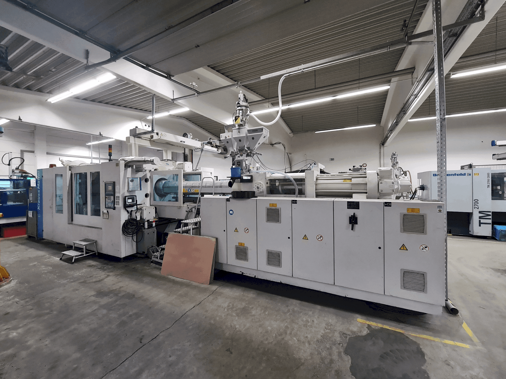 Vista Frontal da Krauss Maffei 800-6100 MX máquina