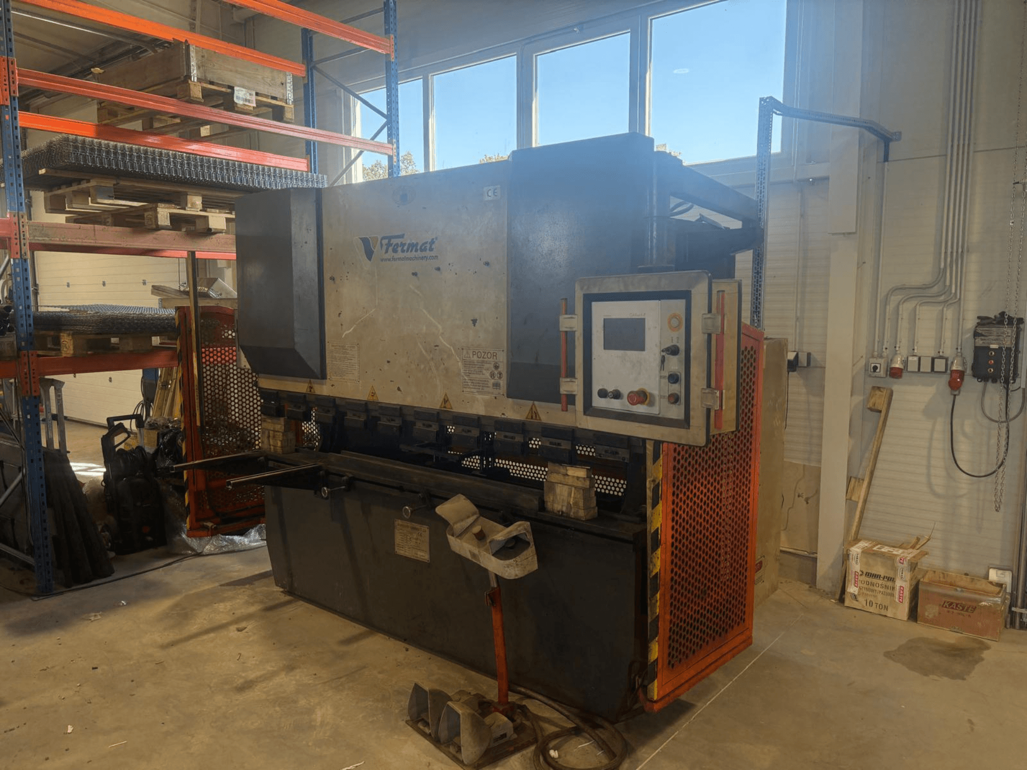 Prensa-dobra CNC FERMAT CTOF 80/2500 vista de lado, mostrando o painel de controlo e as ferramentas de dobragem de metal.