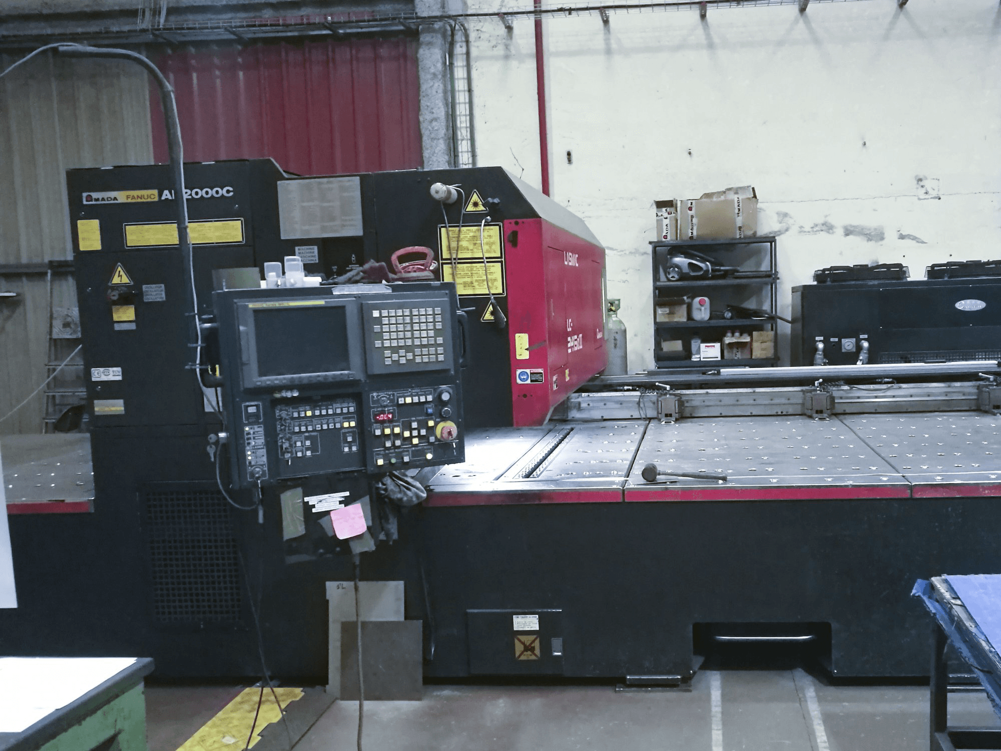 Vista Frontal da AMADA LC 2415 α3 máquina