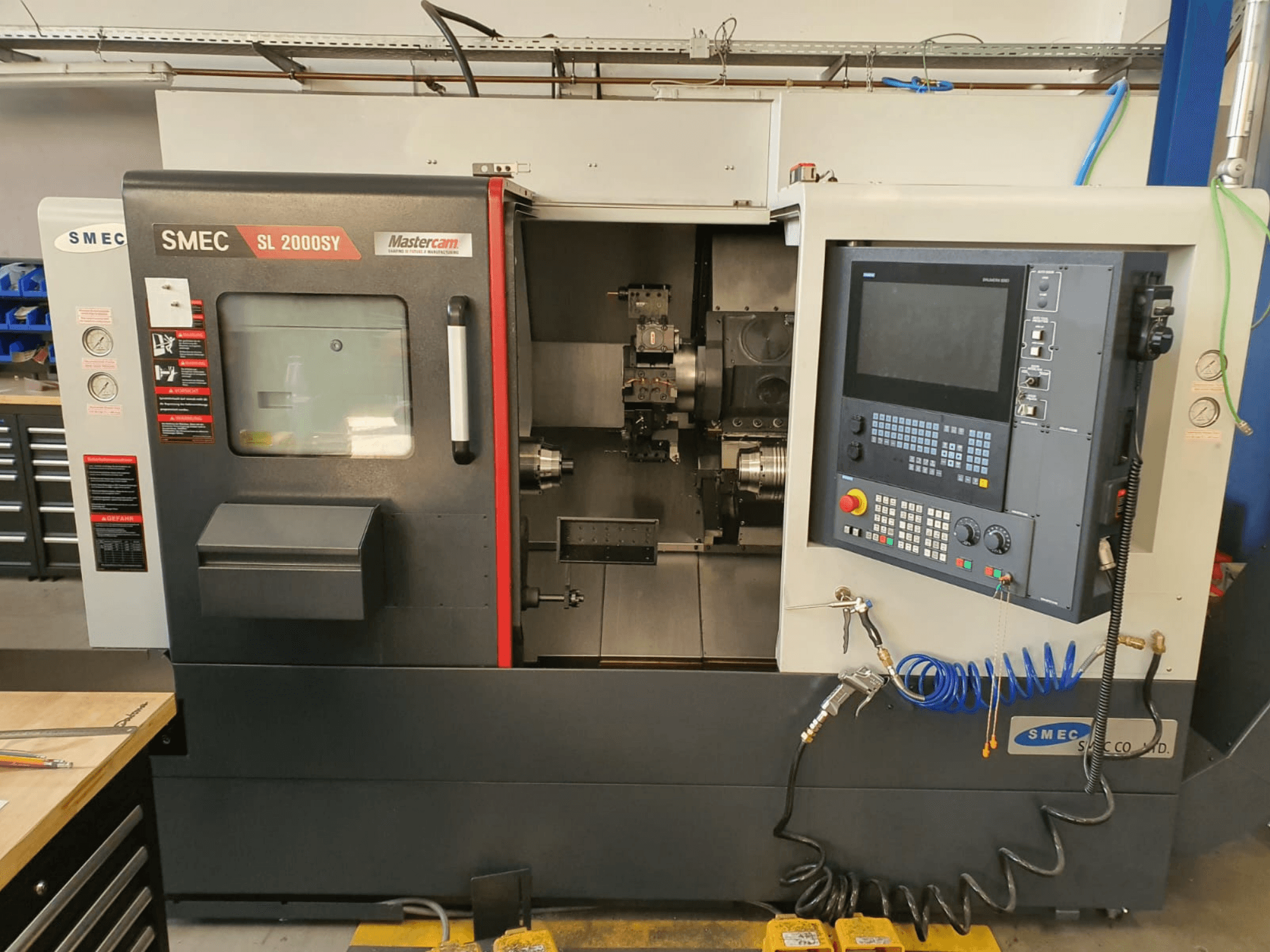 Torno horizontal SMEC SL2000SY visto de frente, com painel de controlo, ecrã e porta-ferramentas.