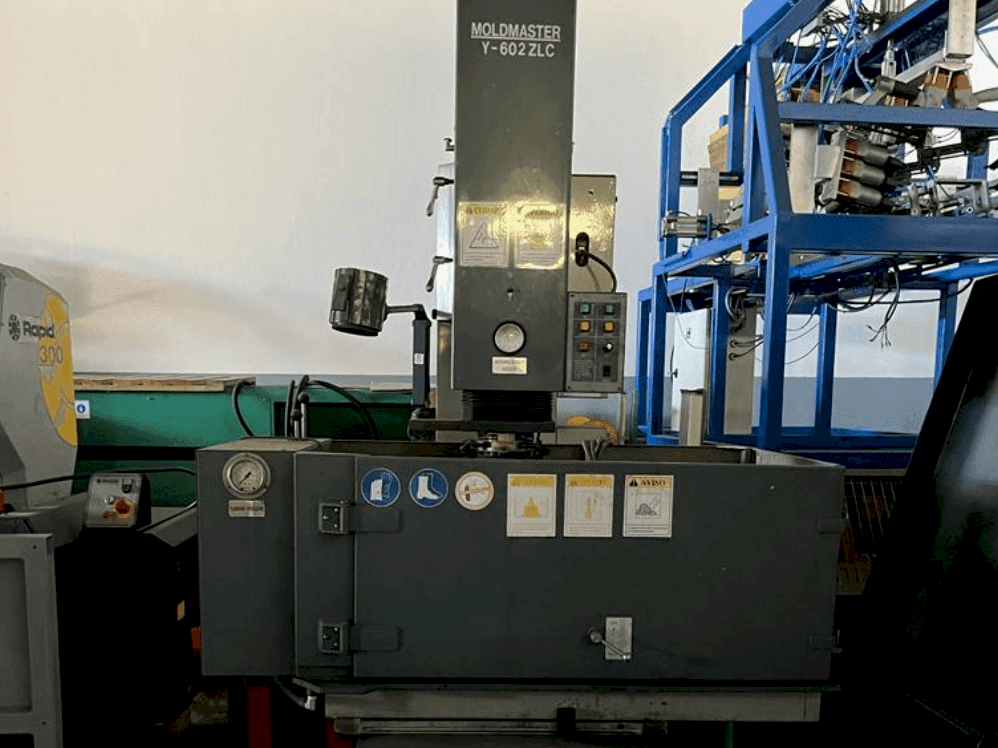 Vista Frontal da MOLDMASTER Y-602 ZLC máquina