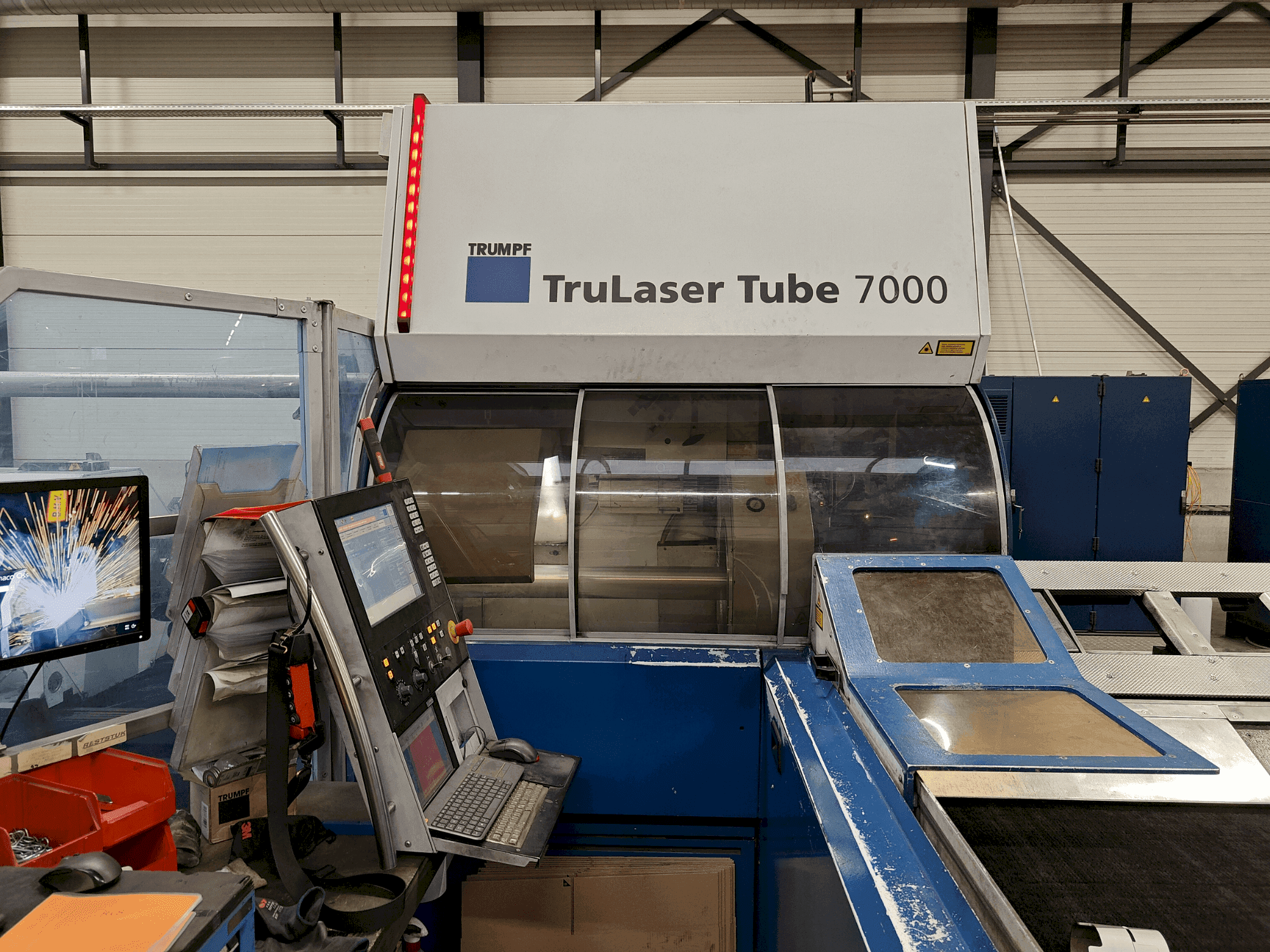 Vista Frontal da TRUMPF TruLaser Tube 7000 máquina