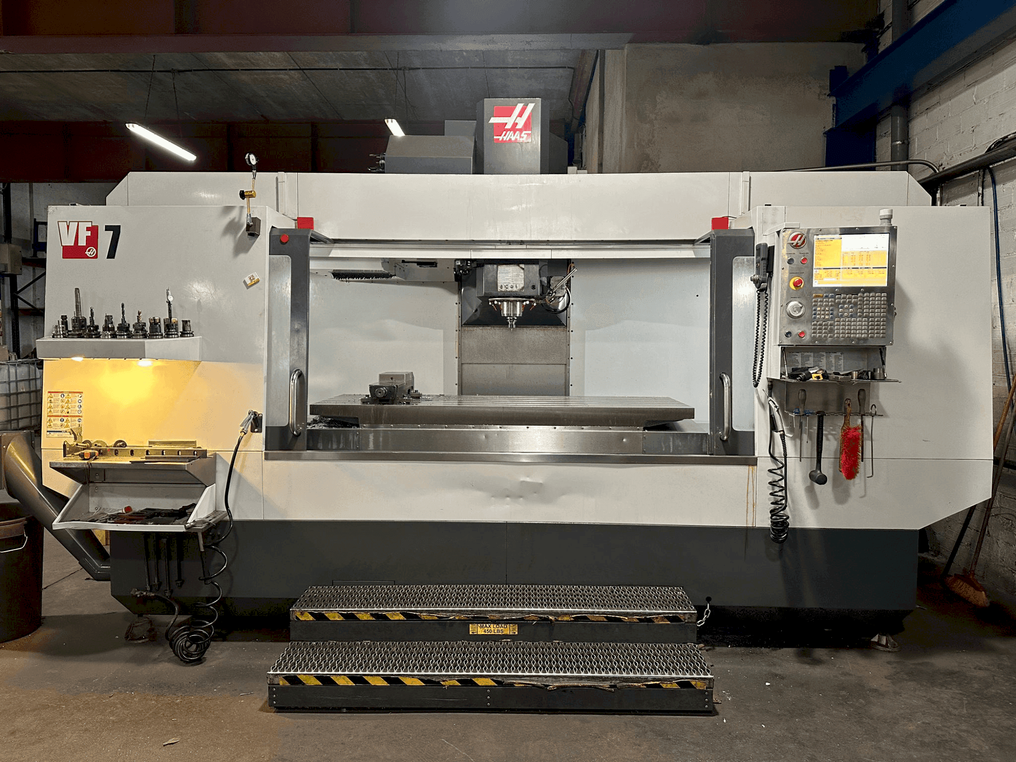 Vista Frontal da HAAS VF-7/40 máquina