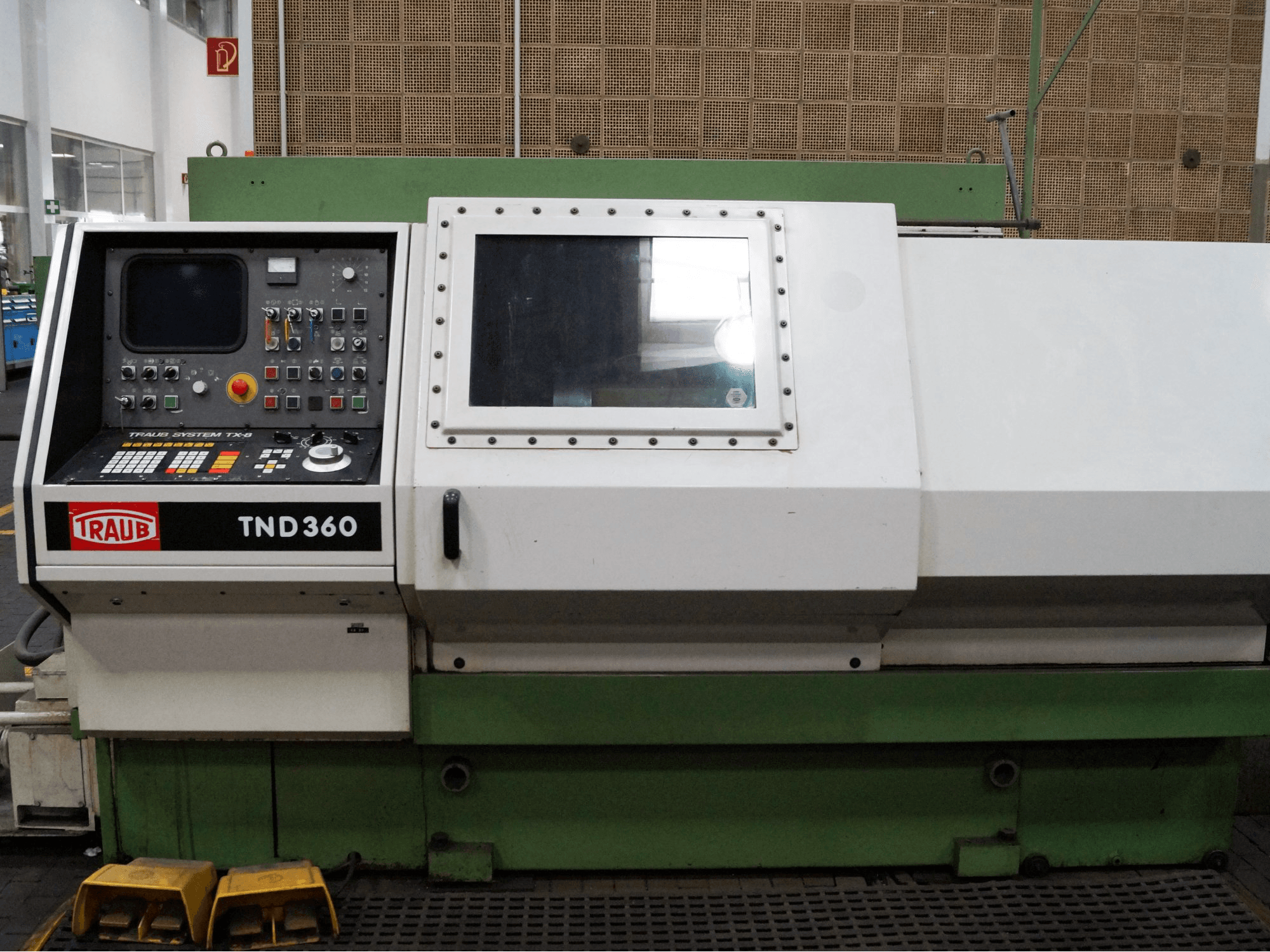 Vista Frontal da Traub TND 360 máquina