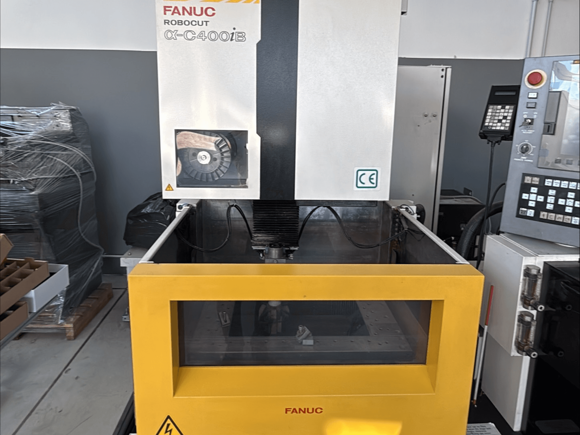 Máquina FANUC Robocut α-C400iB Wire EDM, vista frontal, com um depósito amarelo e painel de controlo.