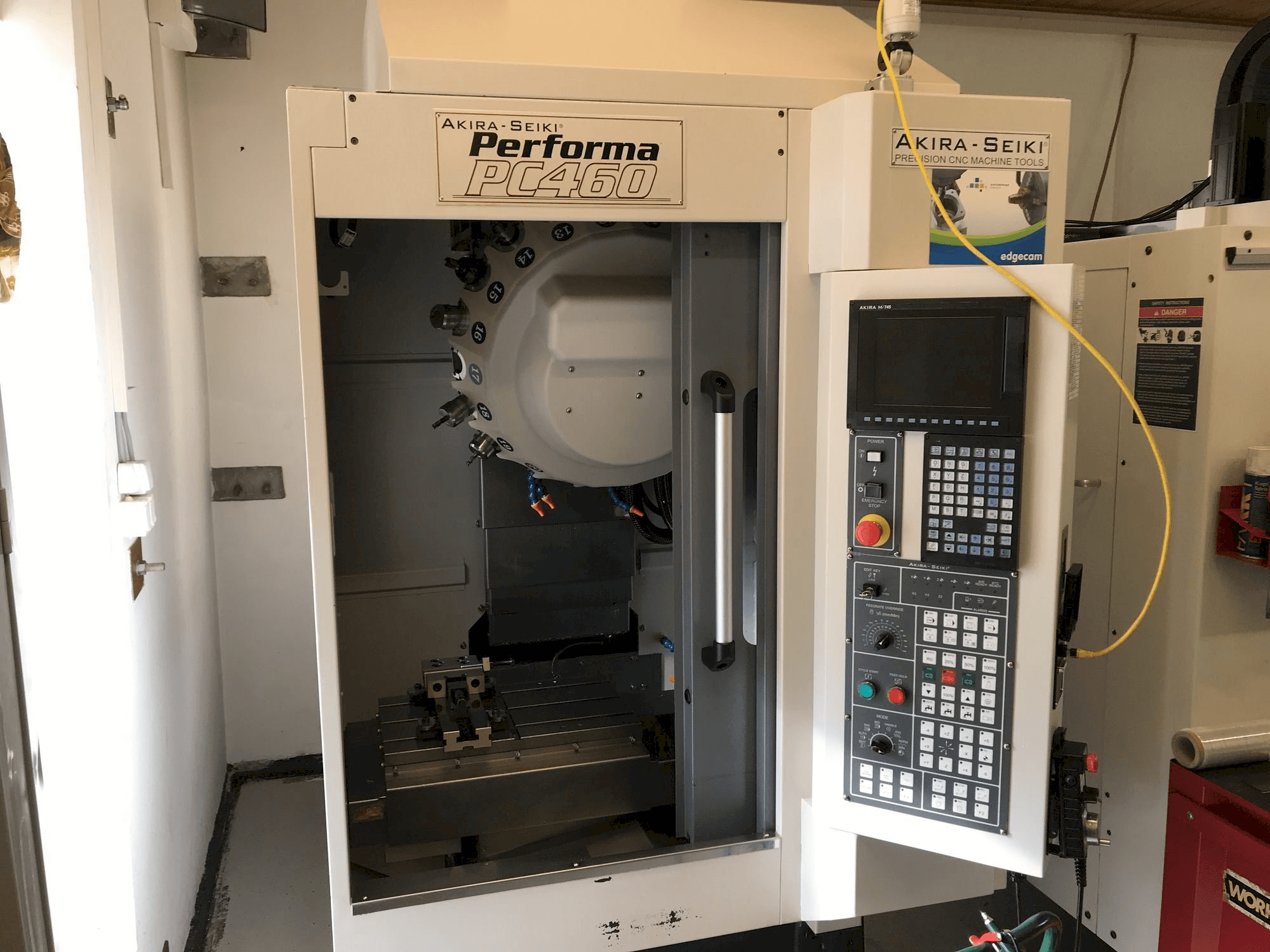 Vista Frontal da Akira Seiki PC 460 máquina